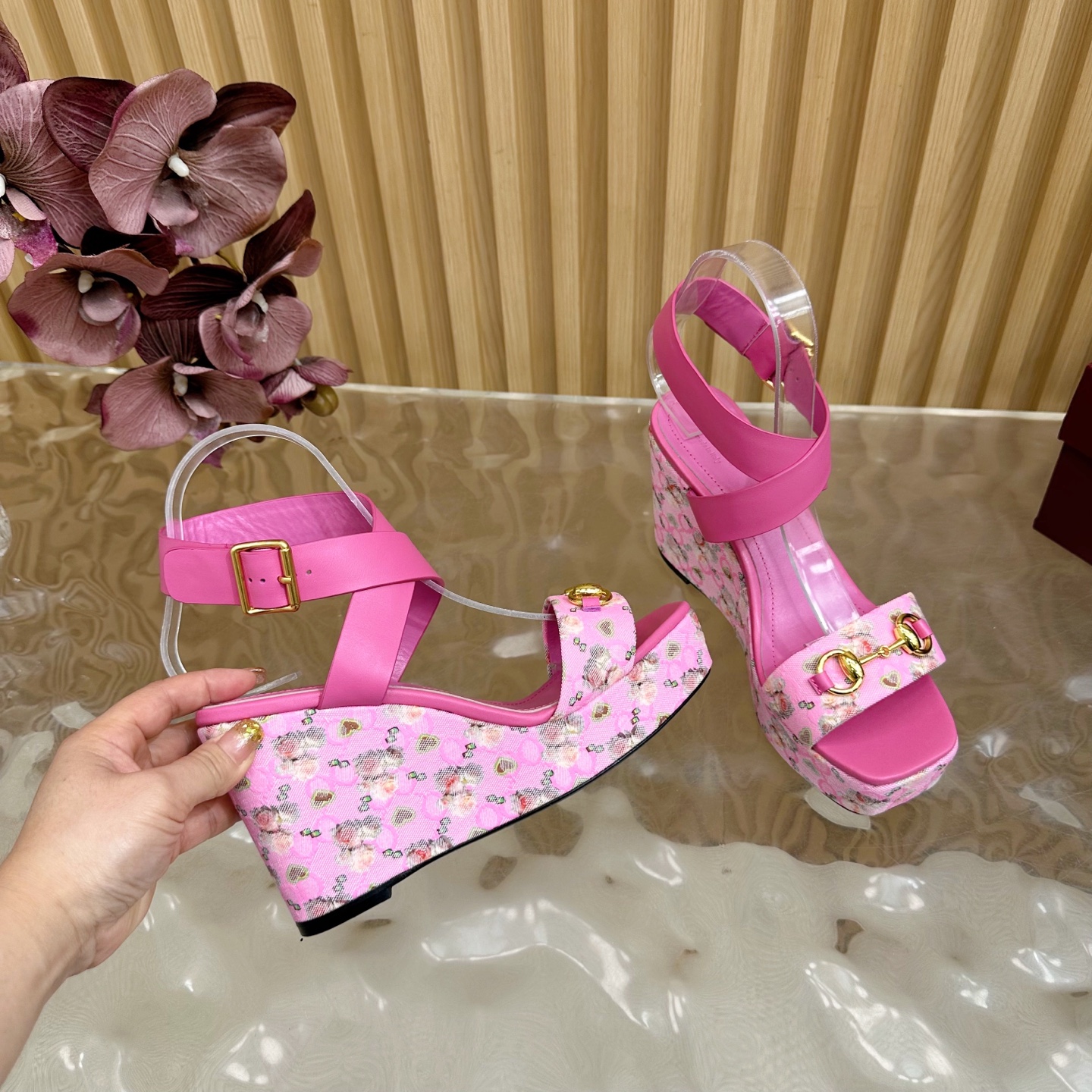 “Classic Gucci Cascade Slipper: Italian Luxury with Horsebit Detail | Cozy & Stylish Sandals for Women” - 图片 7