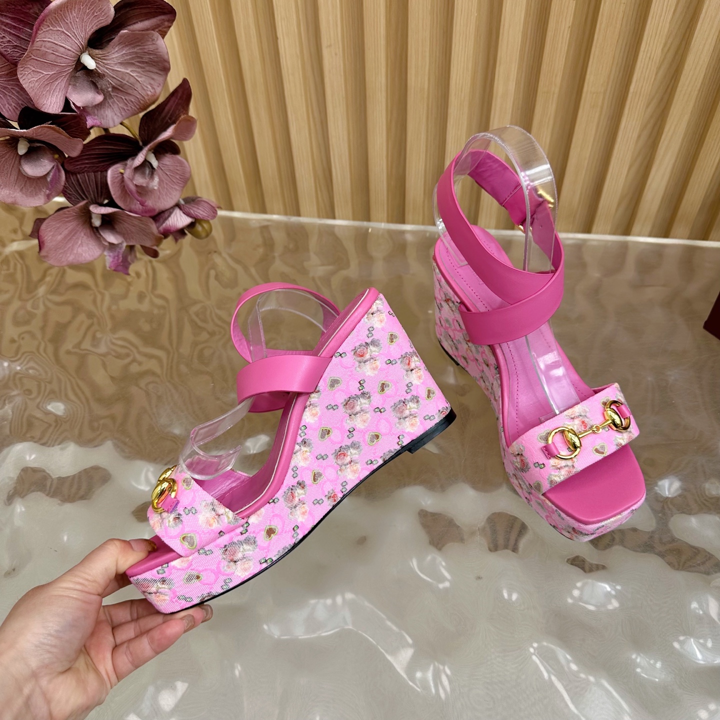 “Classic Gucci Cascade Slipper: Italian Luxury with Horsebit Detail | Cozy & Stylish Sandals for Women” - 图片 8