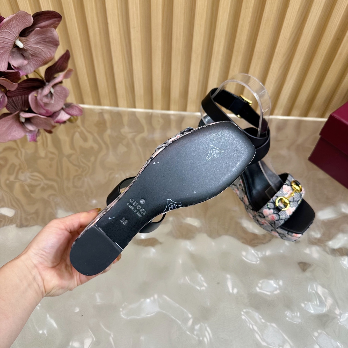 “Review: Gucci Classic Cascade Slipper – Italian Luxury with Comfort and Style” - 图片 9