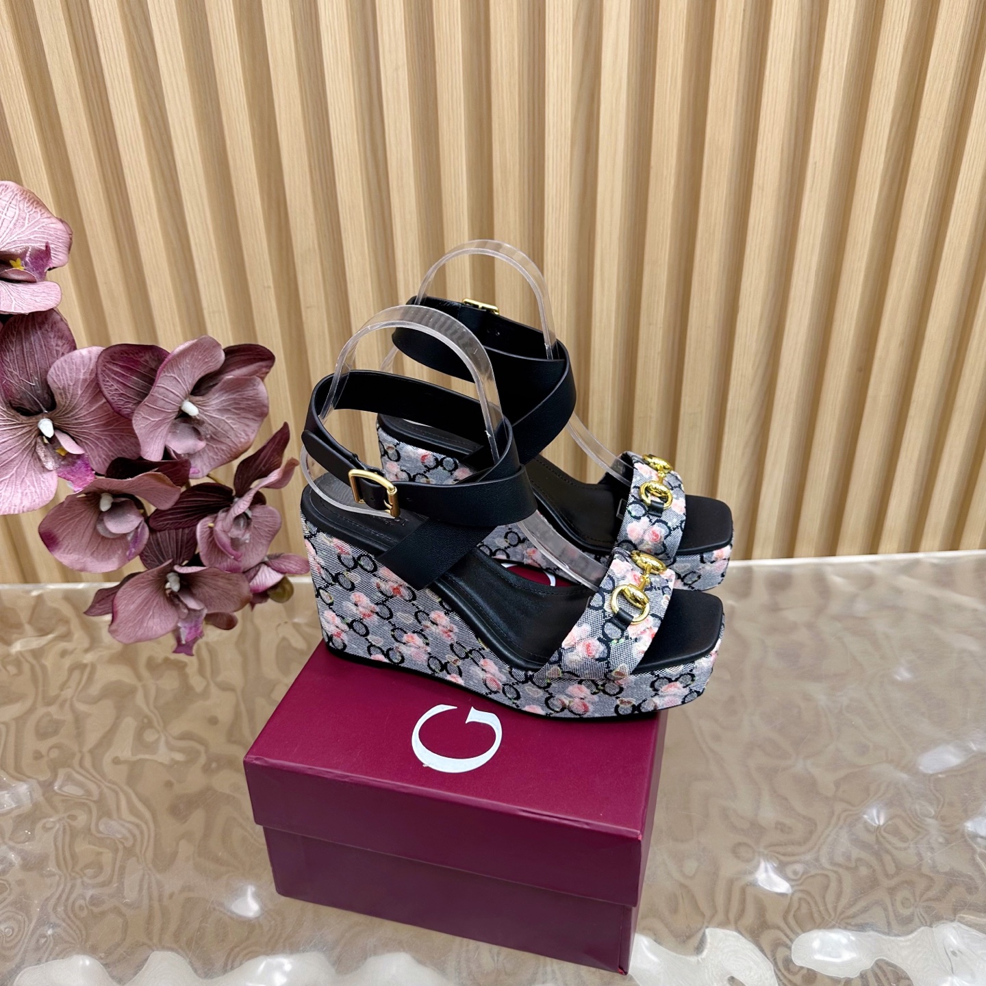 “Review: Gucci Classic Cascade Slipper – Italian Luxury with Comfort and Style” - 图片 1