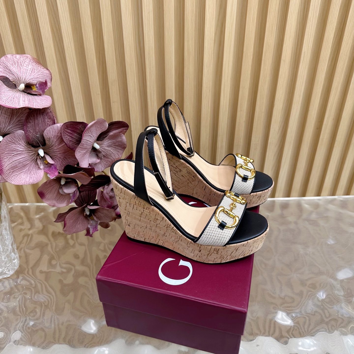 “Classic Gucci Cascade Slipper: Italian Confidence in Fashion | Real Leather & Comfortable Design”