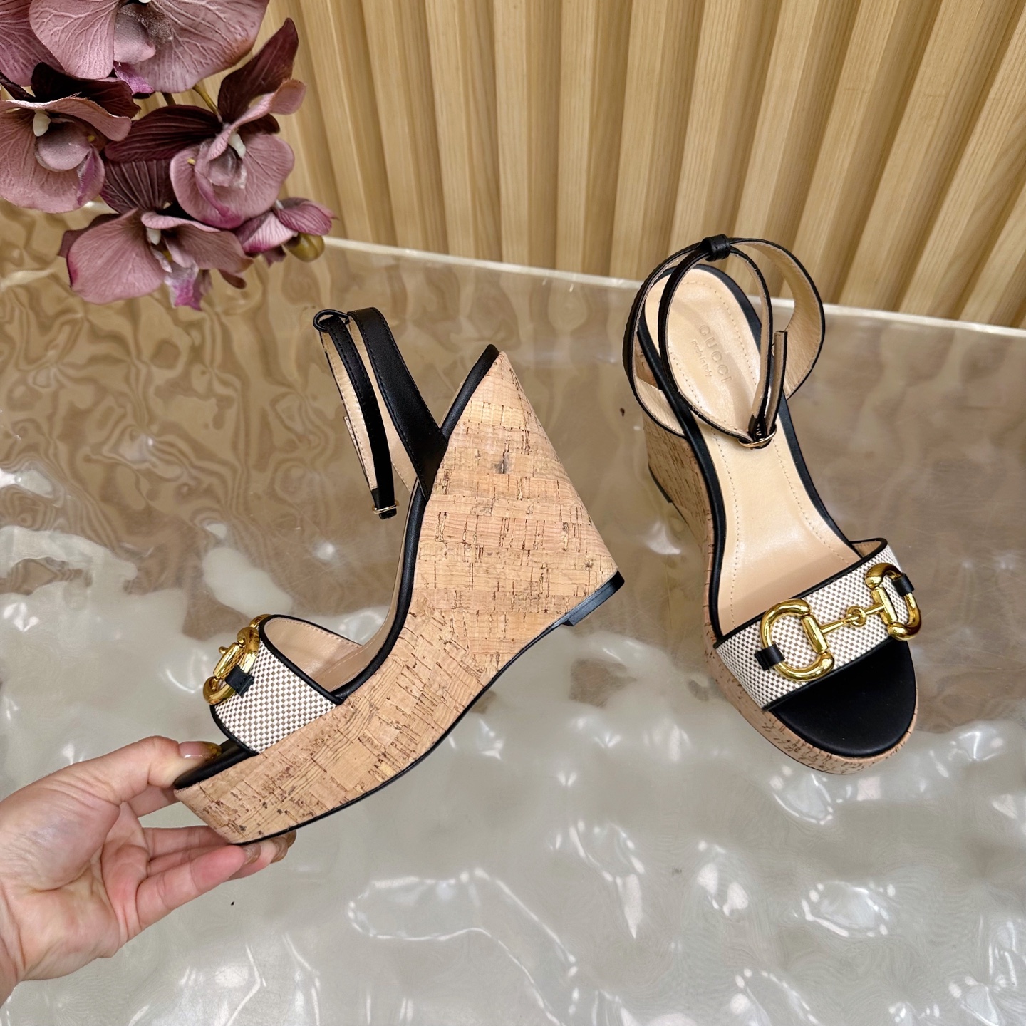 “Classic Gucci Cascade Slipper: Italian Confidence in Fashion | Real Leather & Comfortable Design” - 图片 7