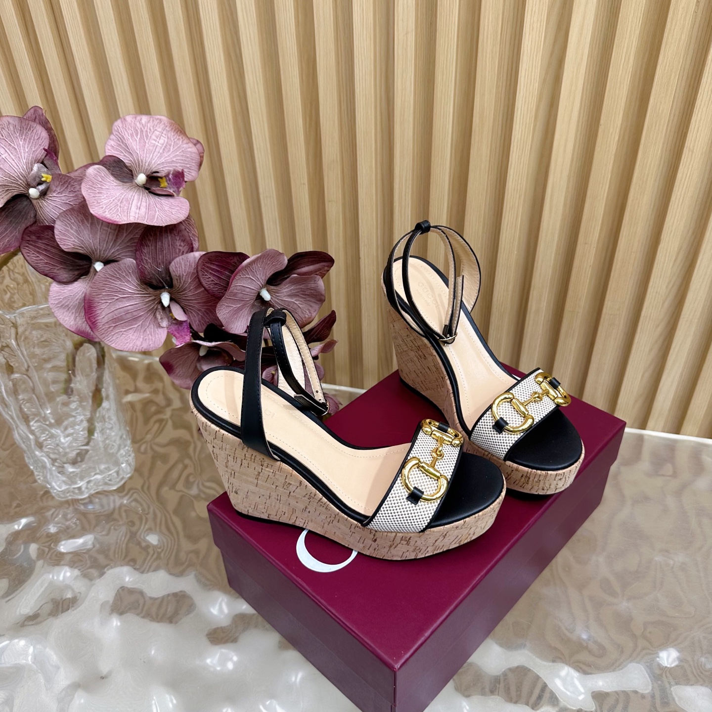 “Classic Gucci Cascade Slipper: Italian Confidence in Fashion | Real Leather & Comfortable Design” - 图片 3