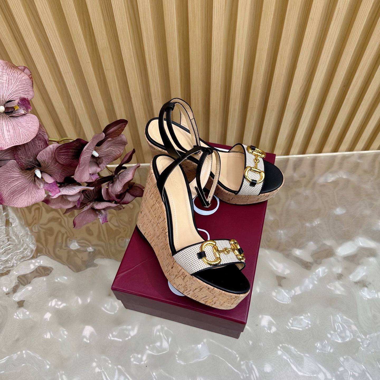 “Classic Gucci Cascade Slipper: Italian Confidence in Fashion | Real Leather & Comfortable Design” - 图片 2