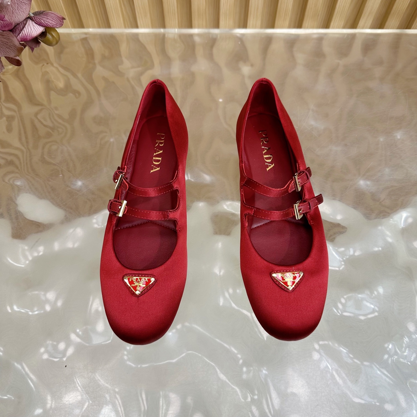 “2025 Prada Classic Triangular Triangulation Design: Retrograde Silk Fabric and Sheepskin Details” - 图片 5