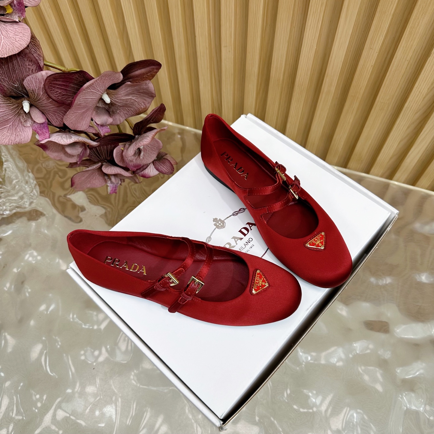 “2025 Prada Classic Triangular Triangulation Design: Retrograde Silk Fabric and Sheepskin Details” - 图片 2