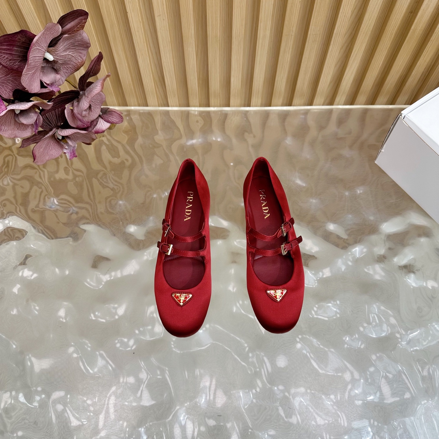 “2025 Prada Classic Triangular Triangulation Design: Retrograde Silk Fabric and Sheepskin Details” - 图片 4