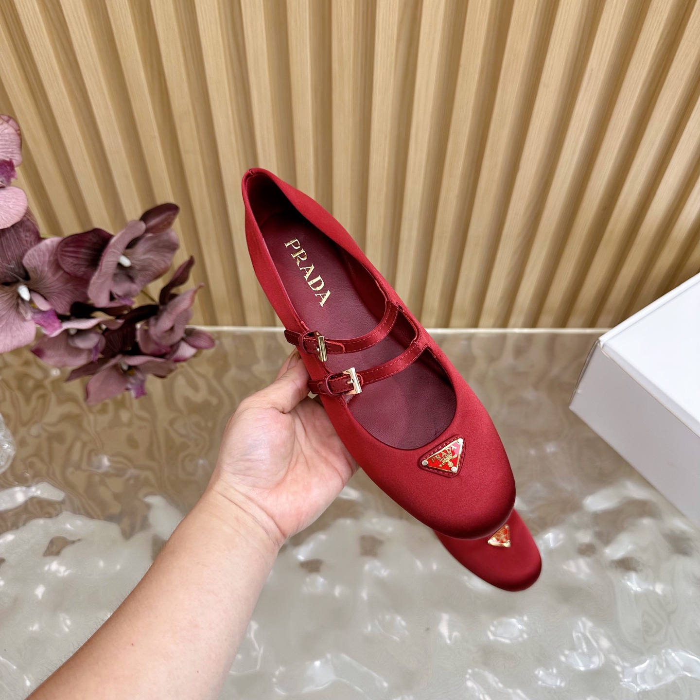 “2025 Prada Classic Triangular Triangulation Design: Retrograde Silk Fabric and Sheepskin Details” - 图片 8