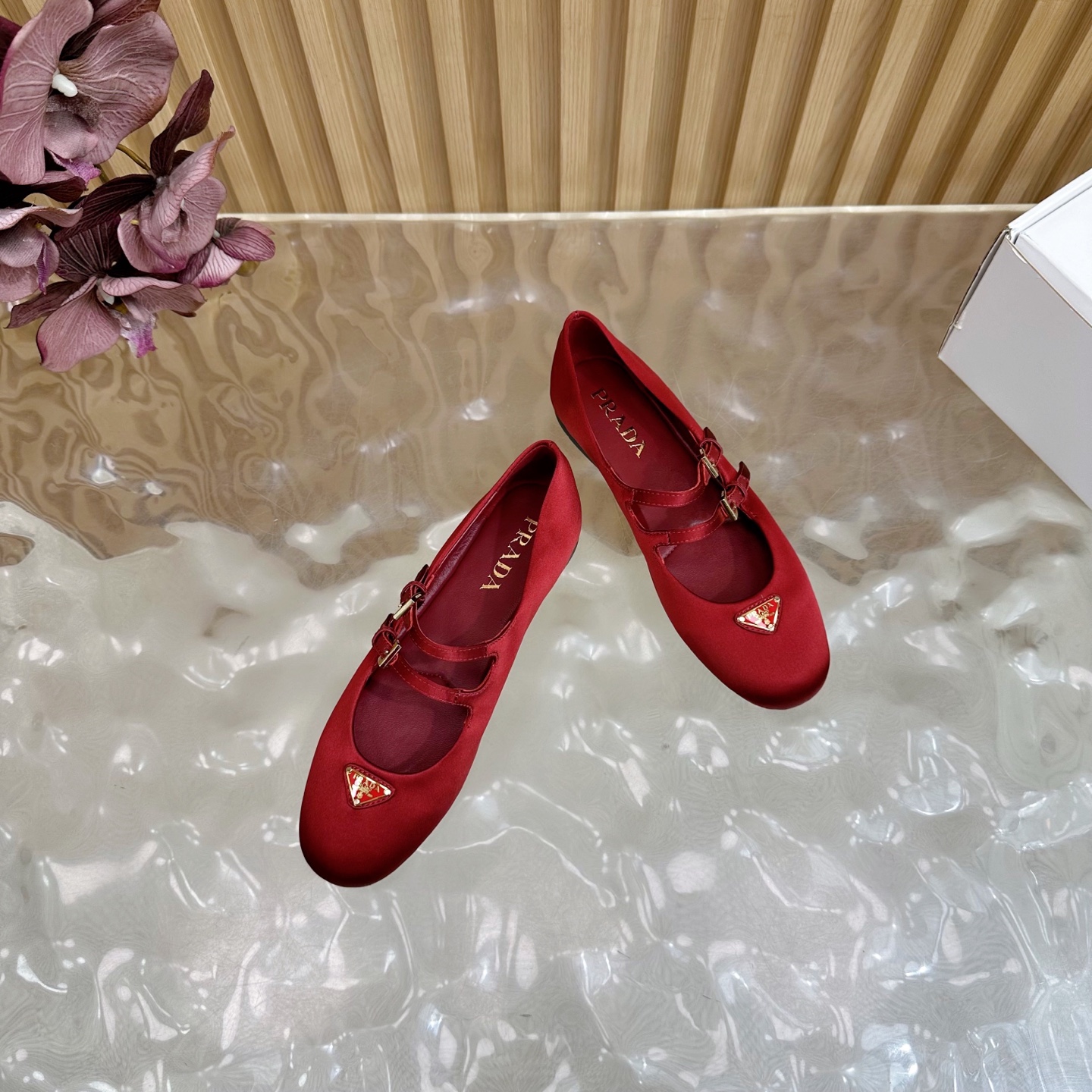 “2025 Prada Classic Triangular Triangulation Design: Retrograde Silk Fabric and Sheepskin Details” - 图片 6