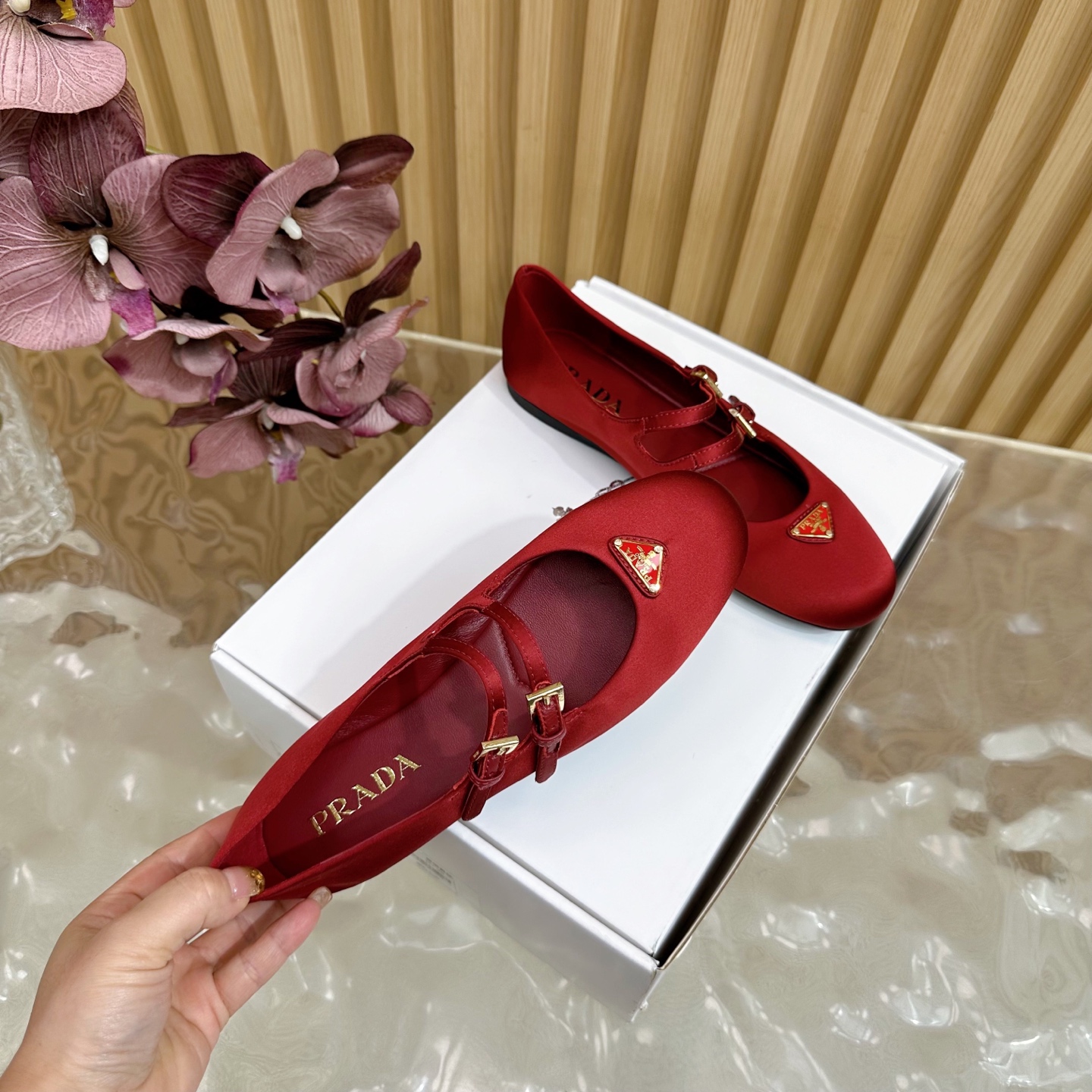 “2025 Prada Classic Triangular Triangulation Design: Retrograde Silk Fabric and Sheepskin Details” - 图片 3
