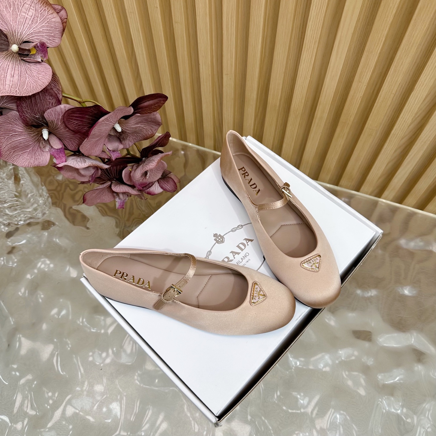 2025 Prada Half-Turn Triangular Triangulation Collection: Retro design with silk and sheepskin, open model slide-proof shoes. - 图片 2