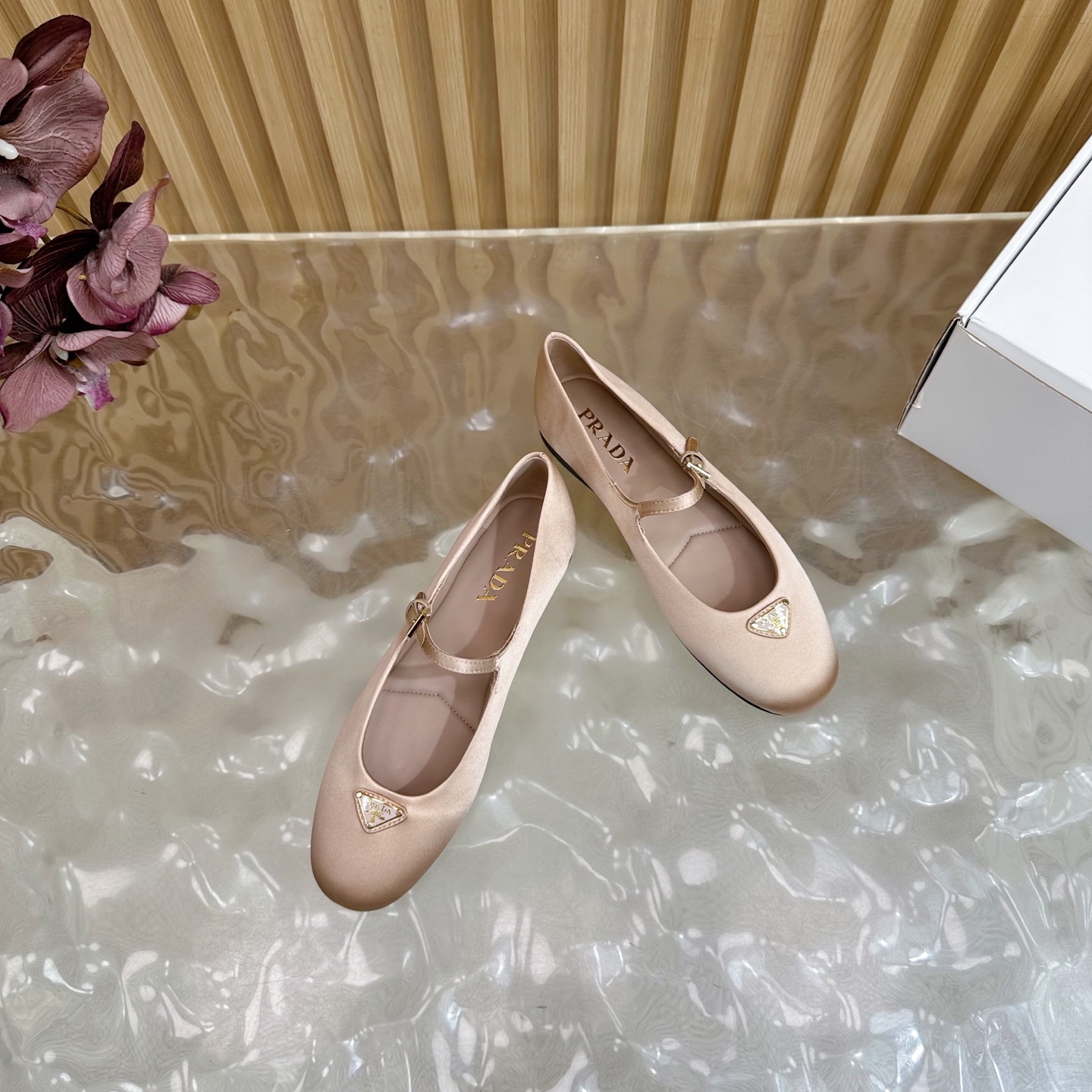 2025 Prada Half-Turn Triangular Triangulation Collection: Retro design with silk and sheepskin, open model slide-proof shoes. - 图片 6