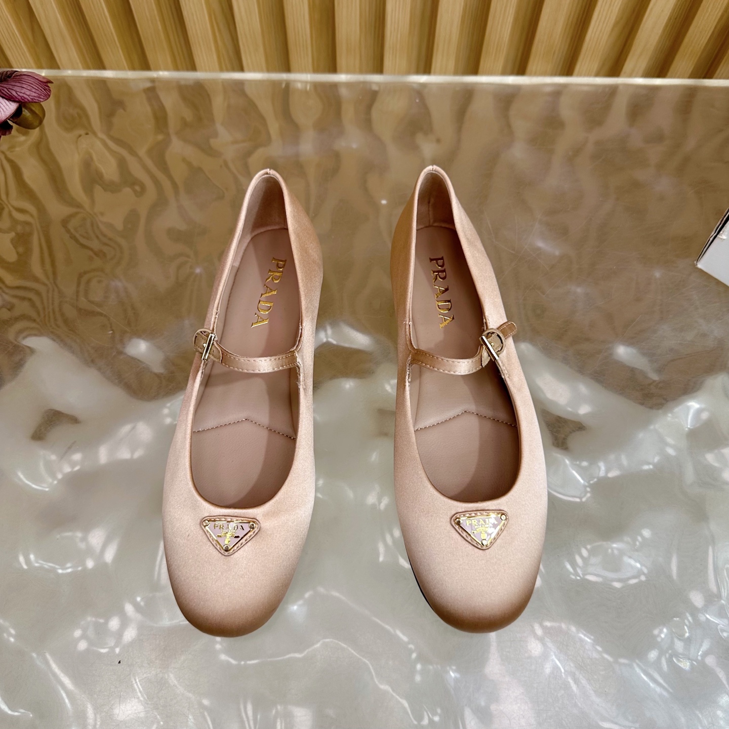 2025 Prada Half-Turn Triangular Triangulation Collection: Retro design with silk and sheepskin, open model slide-proof shoes. - 图片 5