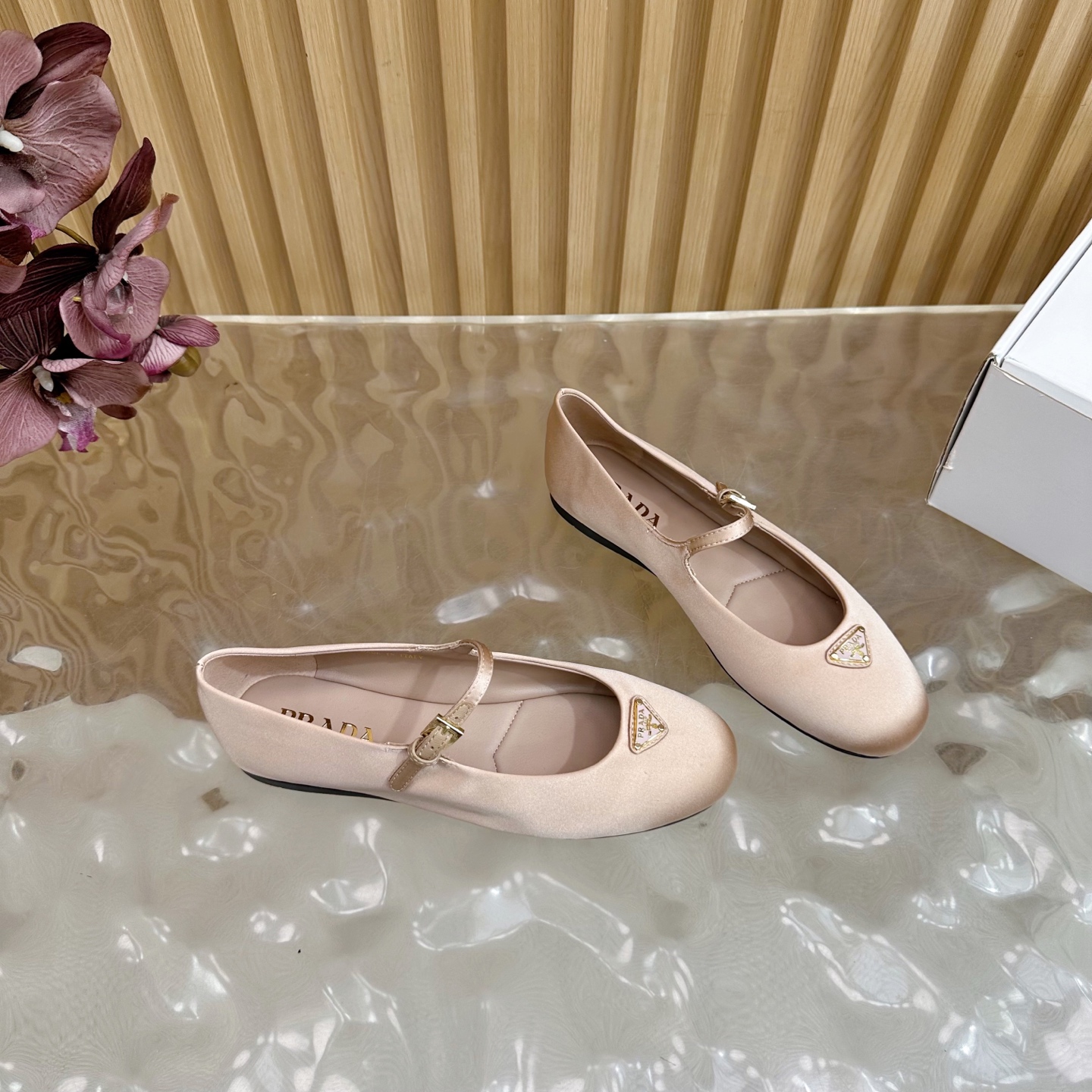 2025 Prada Half-Turn Triangular Triangulation Collection: Retro design with silk and sheepskin, open model slide-proof shoes. - 图片 7