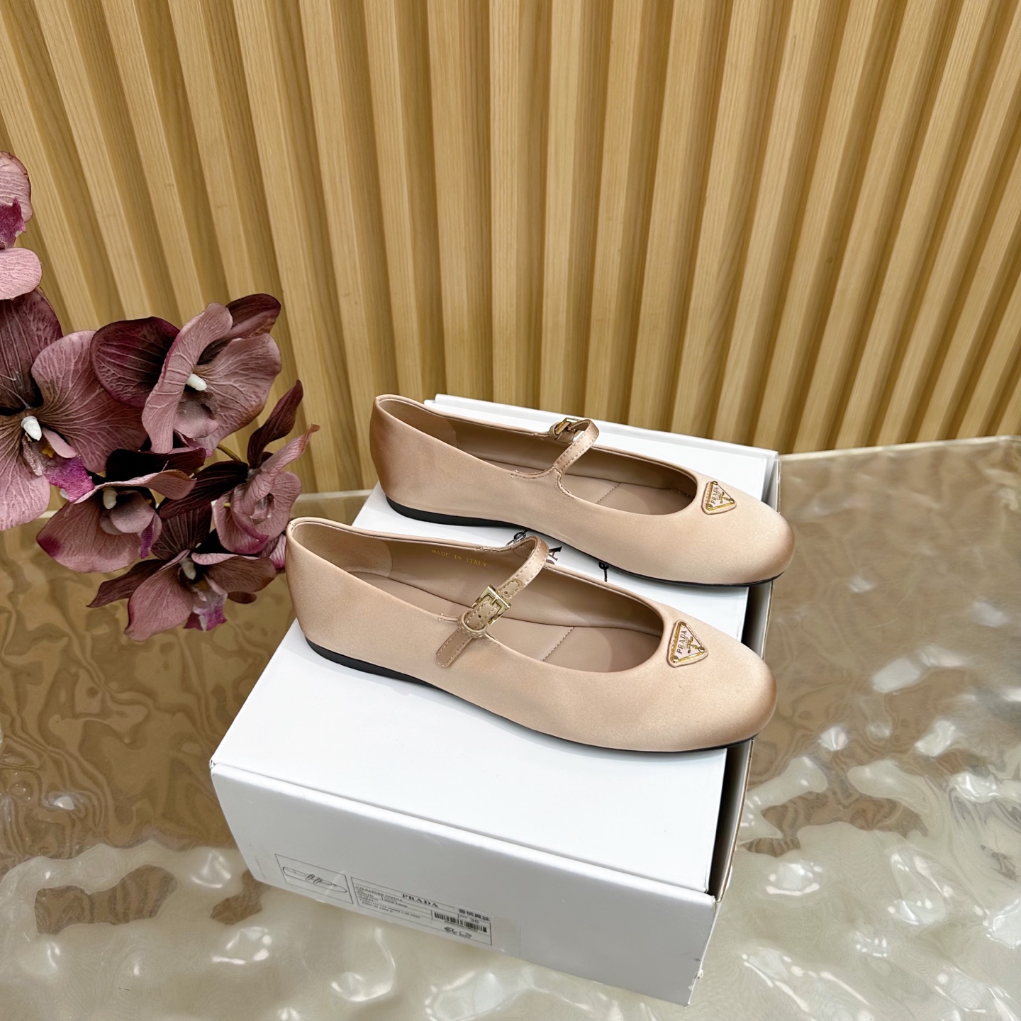 2025 Prada Half-Turn Triangular Triangulation Collection: Retro design with silk and sheepskin, open model slide-proof shoes. - 图片 1