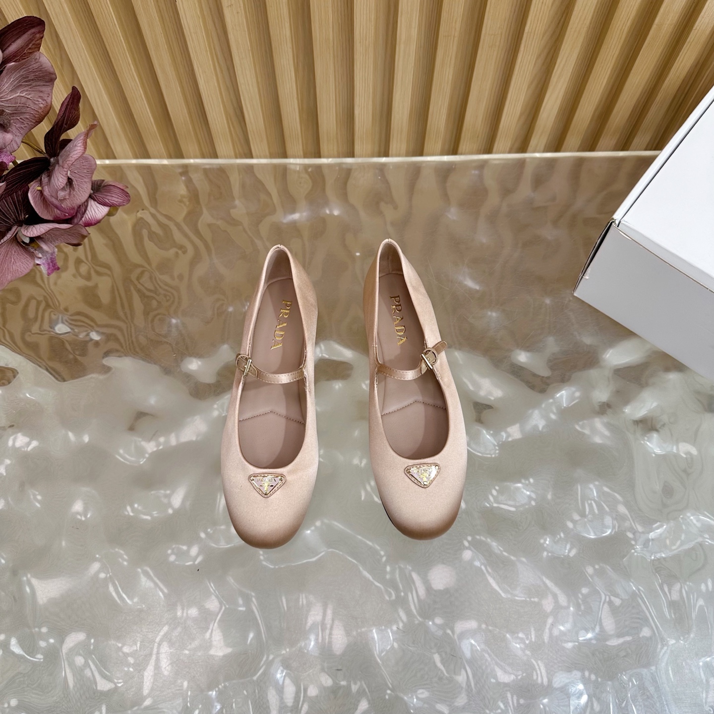 2025 Prada Half-Turn Triangular Triangulation Collection: Retro design with silk and sheepskin, open model slide-proof shoes. - 图片 4