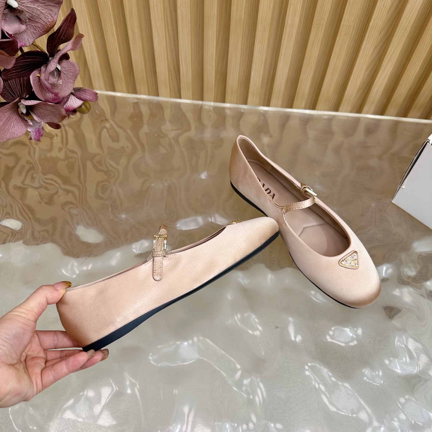 2025 Prada Half-Turn Triangular Triangulation Collection: Retro design with silk and sheepskin, open model slide-proof shoes. - 图片 9