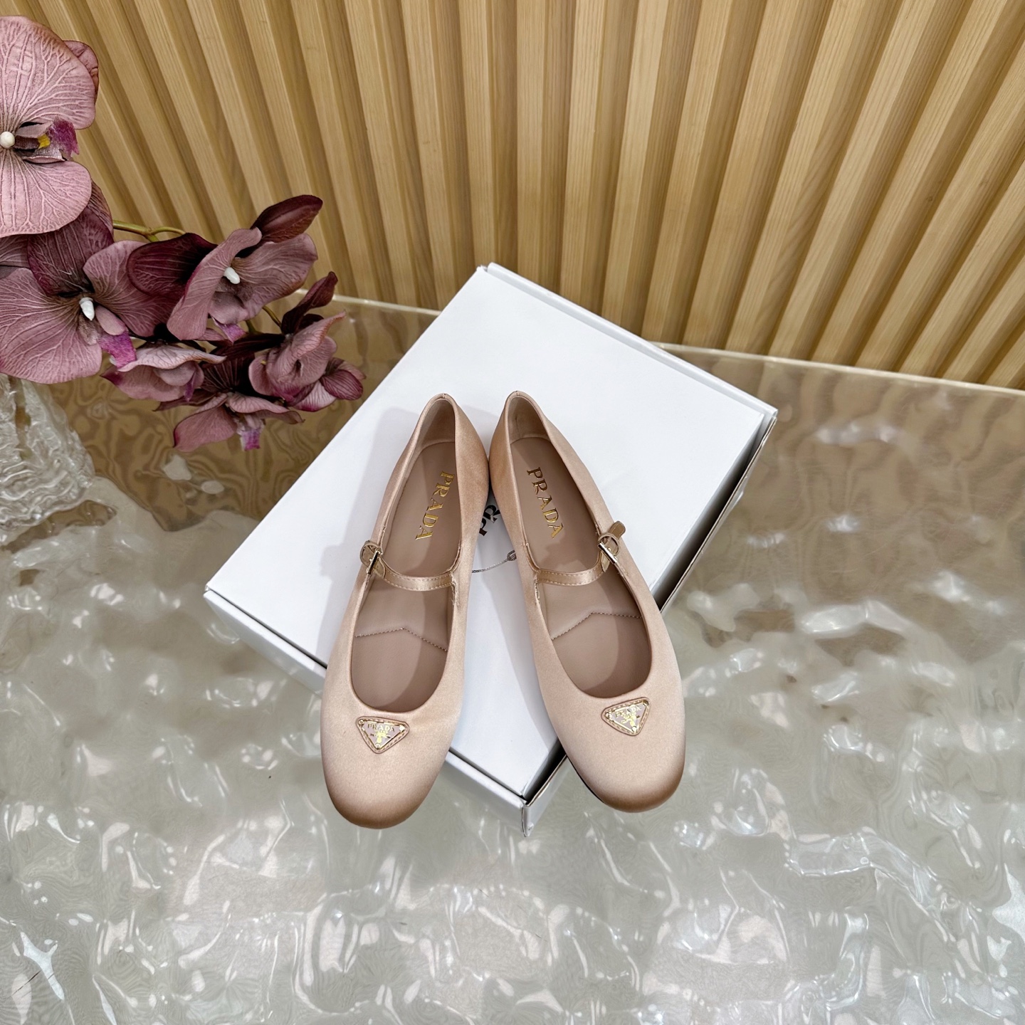 2025 Prada Half-Turn Triangular Triangulation Collection: Retro design with silk and sheepskin, open model slide-proof shoes. - 图片 3