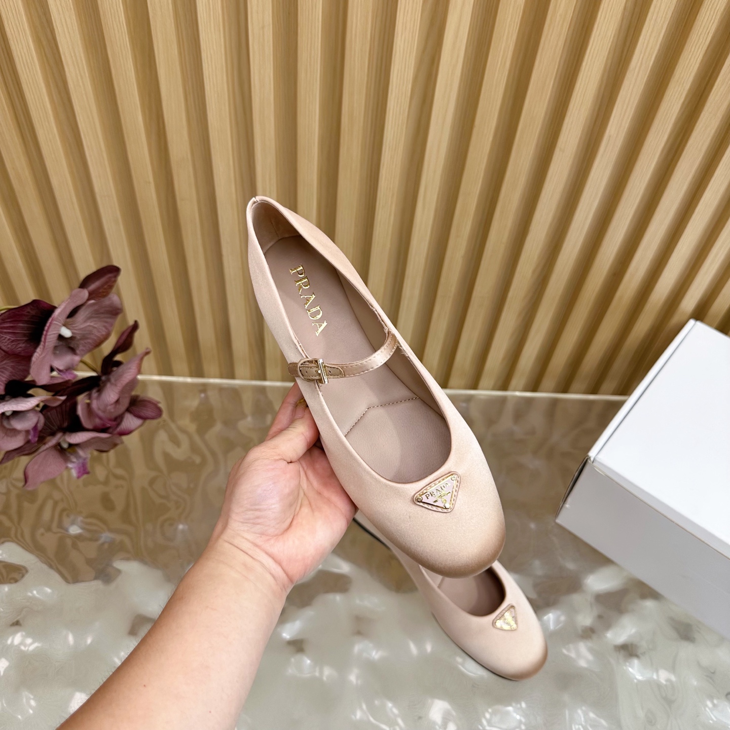 2025 Prada Half-Turn Triangular Triangulation Collection: Retro design with silk and sheepskin, open model slide-proof shoes. - 图片 8