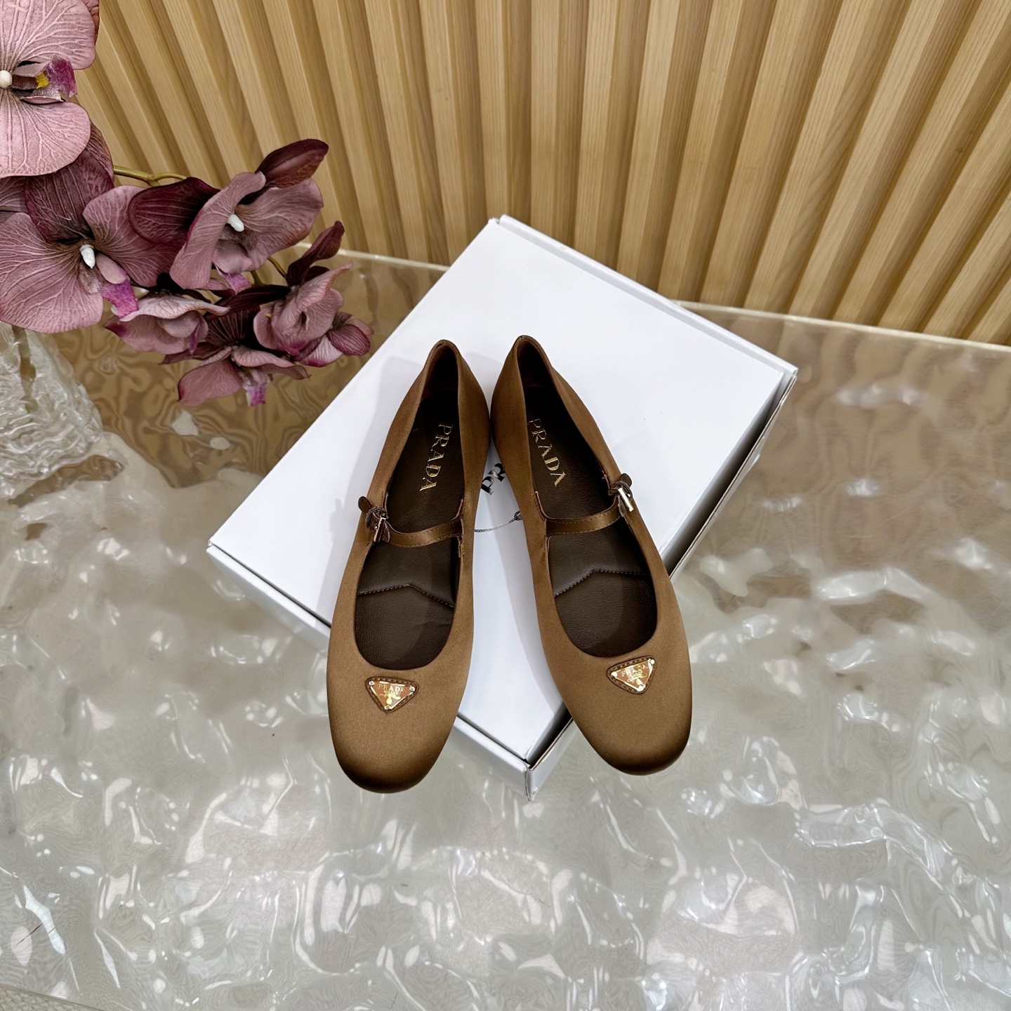2025 Prada Half-Turn Classic Triangular Triangulation Collection Overview: Retro Design with Original Silk Fabric. - 图片 3