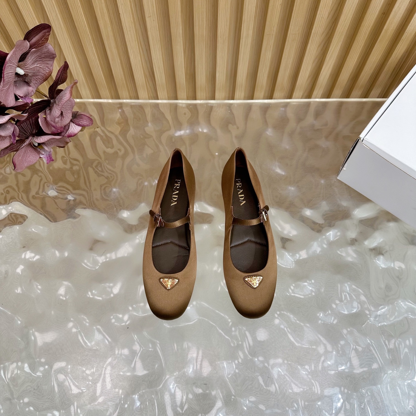 2025 Prada Half-Turn Classic Triangular Triangulation Collection Overview: Retro Design with Original Silk Fabric. - 图片 4
