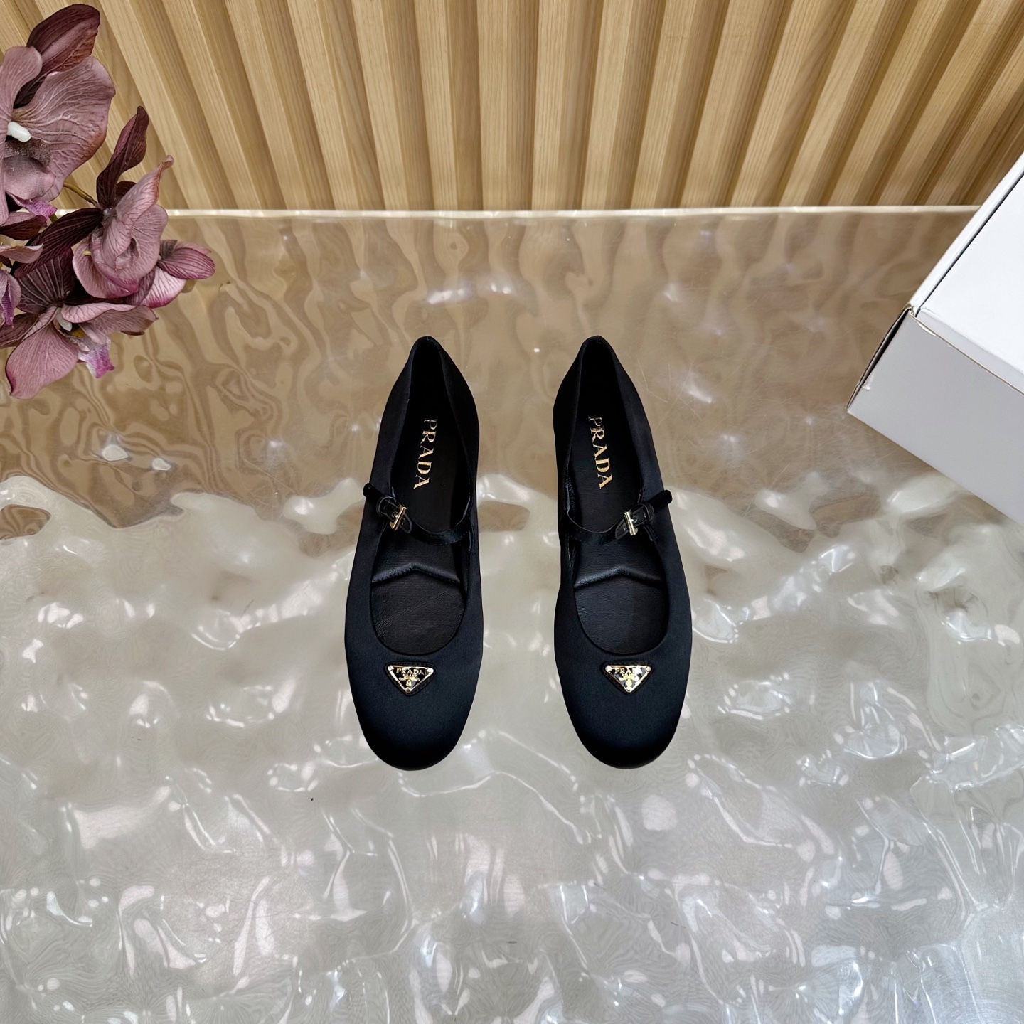 “2025 Prada Retrograde Design: Silk Fabric and Sheepskin Shoes for Spring and Summer” - 图片 3