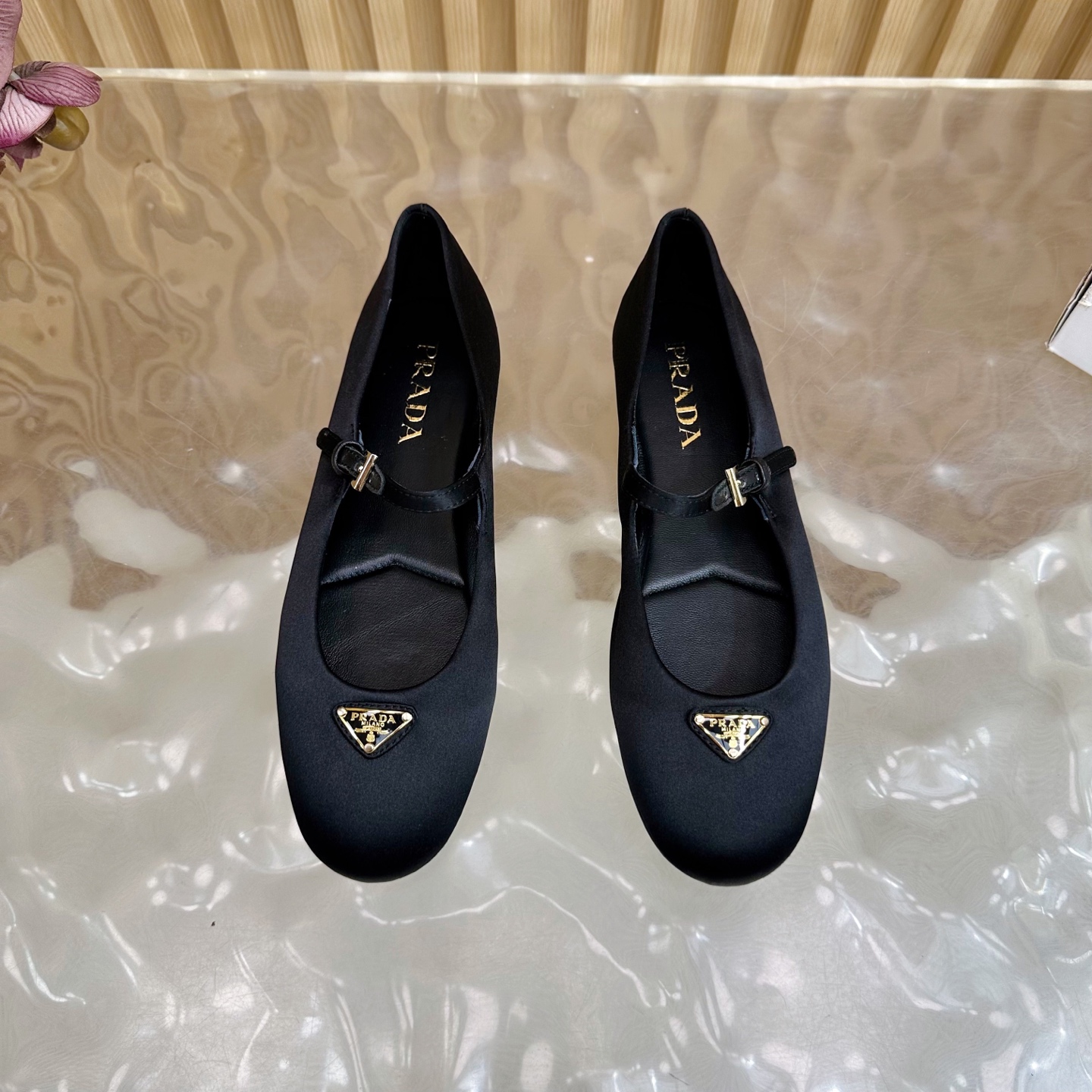 “2025 Prada Retrograde Design: Silk Fabric and Sheepskin Shoes for Spring and Summer” - 图片 4