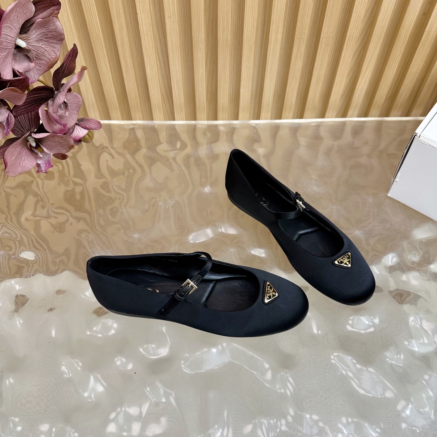 “2025 Prada Retrograde Design: Silk Fabric and Sheepskin Shoes for Spring and Summer” - 图片 9