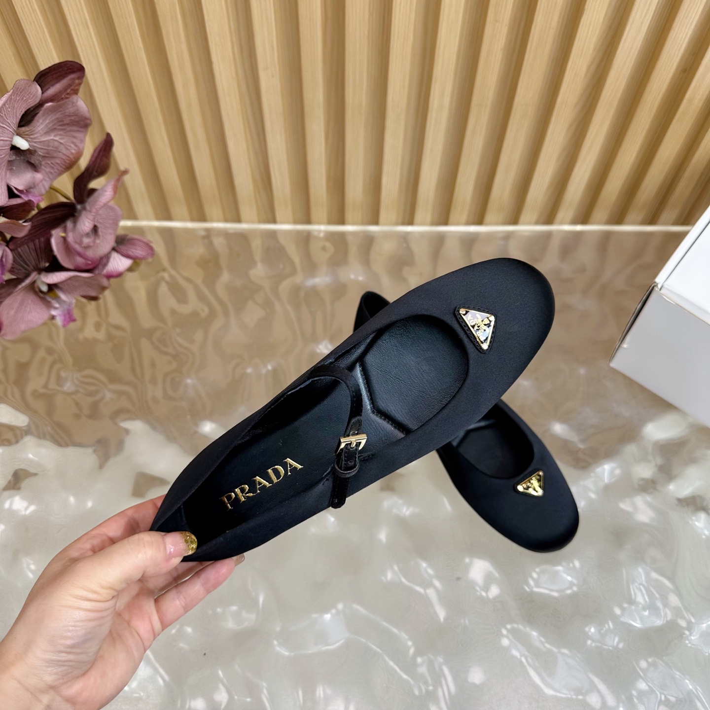 “2025 Prada Retrograde Design: Silk Fabric and Sheepskin Shoes for Spring and Summer” - 图片 7