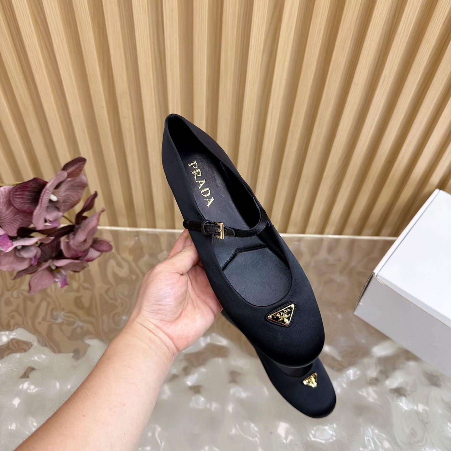 “2025 Prada Retrograde Design: Silk Fabric and Sheepskin Shoes for Spring and Summer” - 图片 6
