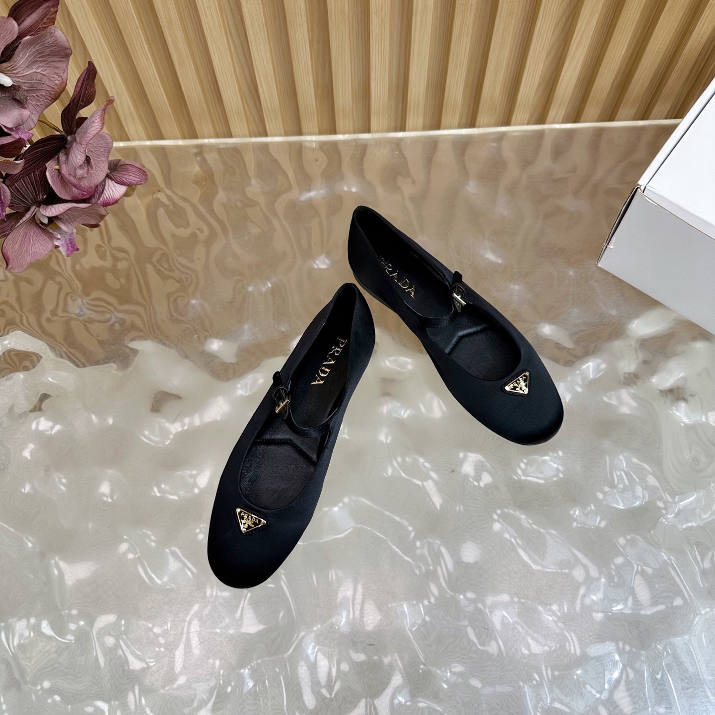 “2025 Prada Retrograde Design: Silk Fabric and Sheepskin Shoes for Spring and Summer” - 图片 5