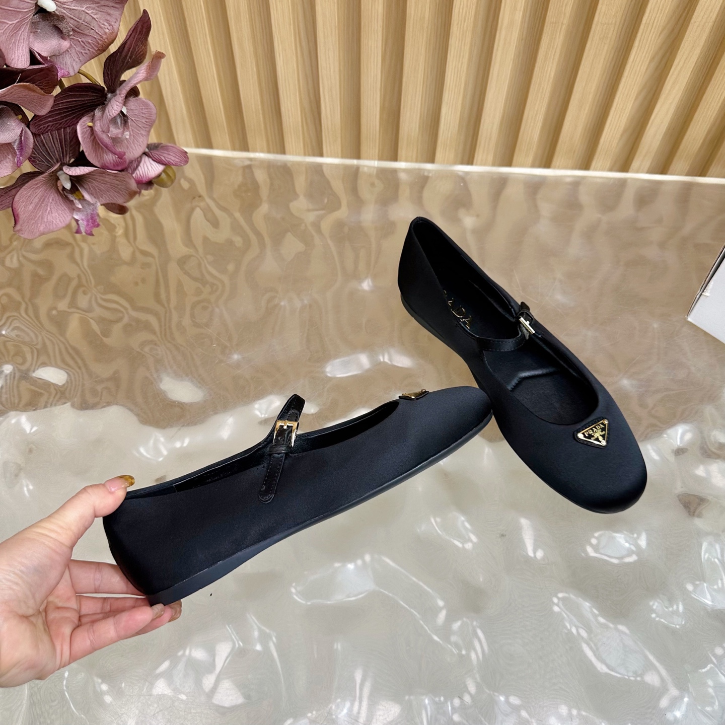 “2025 Prada Retrograde Design: Silk Fabric and Sheepskin Shoes for Spring and Summer” - 图片 8