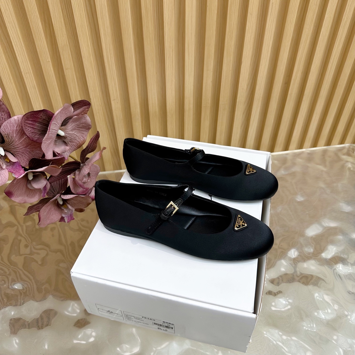 “2025 Prada Retrograde Design: Silk Fabric and Sheepskin Shoes for Spring and Summer” - 图片 1