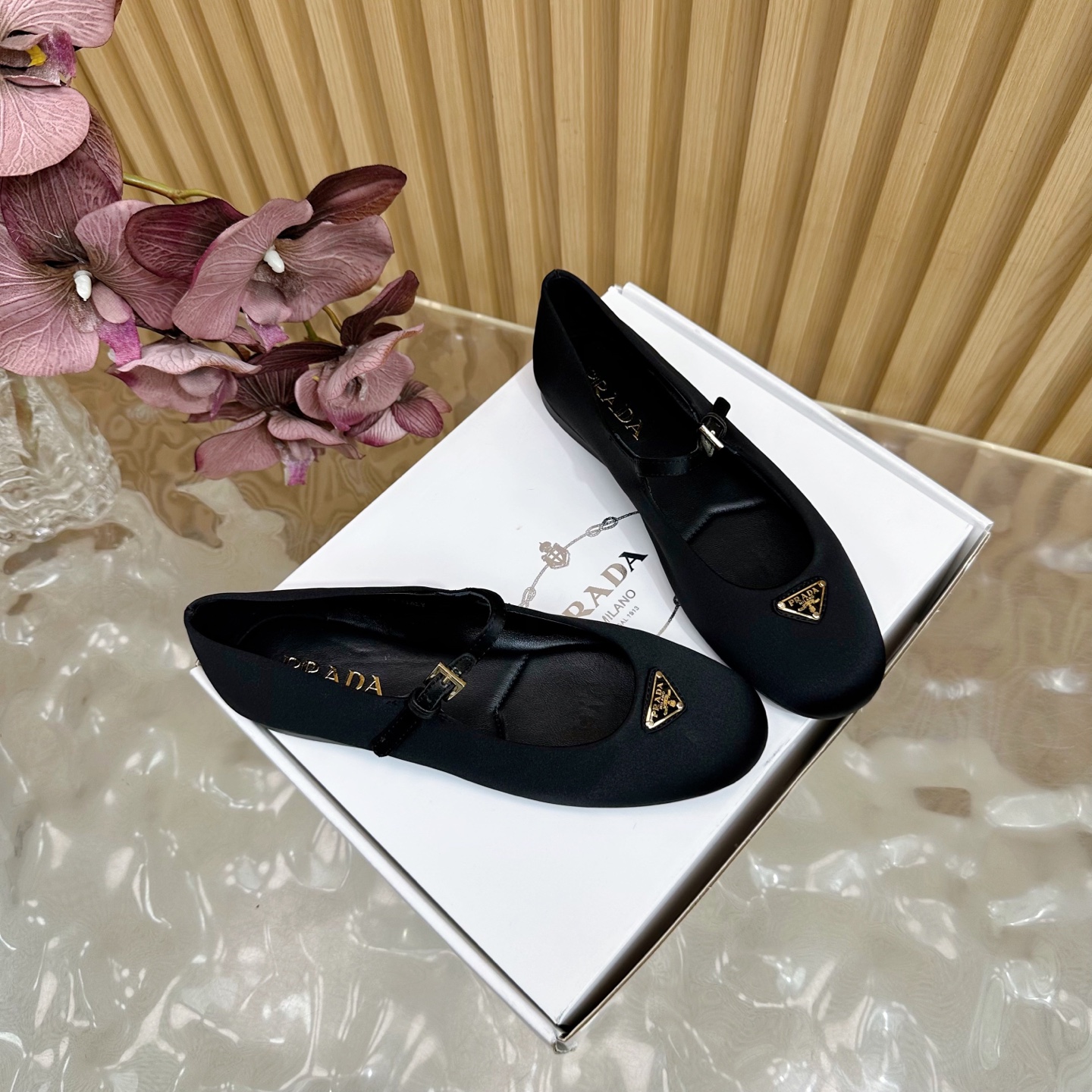 “2025 Prada Retrograde Design: Silk Fabric and Sheepskin Shoes for Spring and Summer” - 图片 2