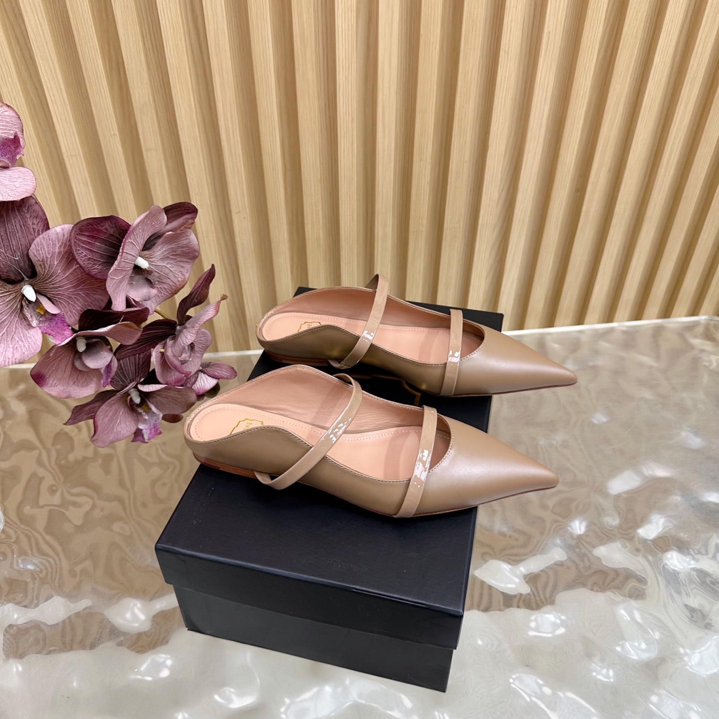 Malone Souliers Mules à Talon Moyen en Cuir Nude - Élégance et Confort