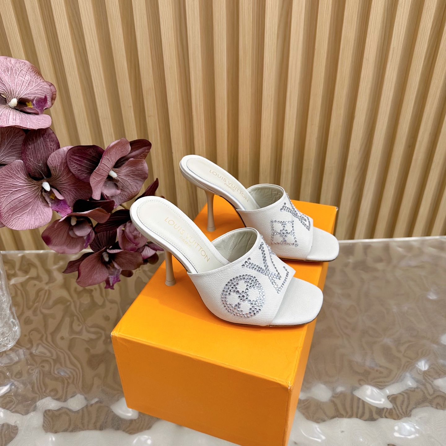 Louis Vuitton Mules à Talons Hauts en Cuir Blanc avec Détails de Cristaux