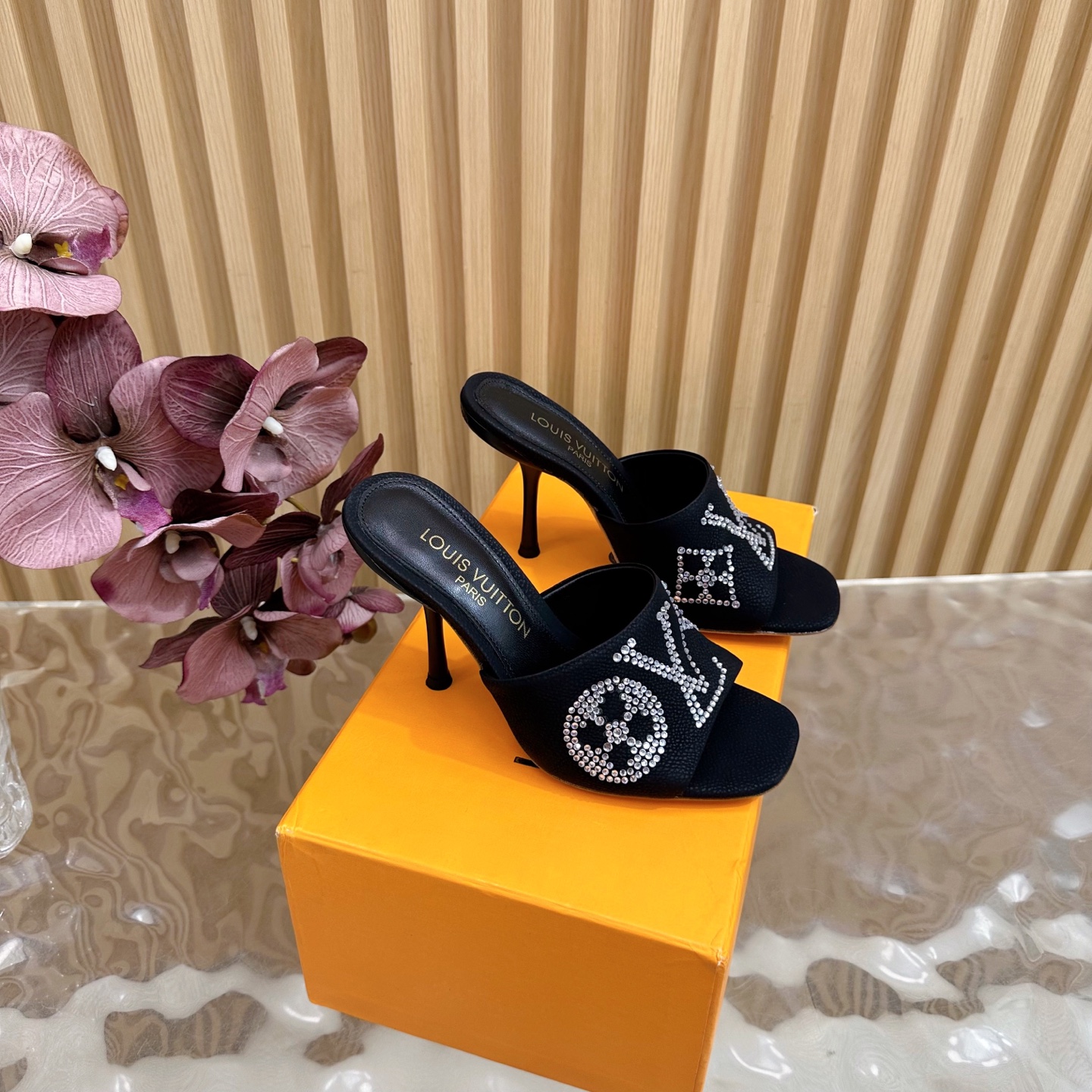 NO:461460,LV | Louis Vuitton 25 2025 Early Spring New Product Top Version Counter Features Featured Latest Model Electric High Heels Slippers Single Shoes New in Hard Products ————————————————————— High Version Upper Lychee Pattern Cowhide Inside Imported Goat Skin Outsole Leather Sole (10cm) Shoe Size: 35-42 (40, 41, 42 Customized No Returns and Exchanges), High Heels Slippers, louis vuitton, louis vuitton, high heels, slippers, cowhide, sheepskin, Leather Soles19860909LV | 路易威登 25 2025 早春新品 顶级版本专柜主打最新款 电秀高跟拖鞋 单鞋 硬货上新 ———————————高版本 鞋面荔枝纹牛皮 内里进口山羊皮里 大底真皮大底（10cm） 鞋码: 35-42（40、41、42定制不退换）,高跟鞋拖鞋,louis vuitton,louis vuitton,high heels,slippers,cowhide,sheepskin,Leather soles,Women's Shoes