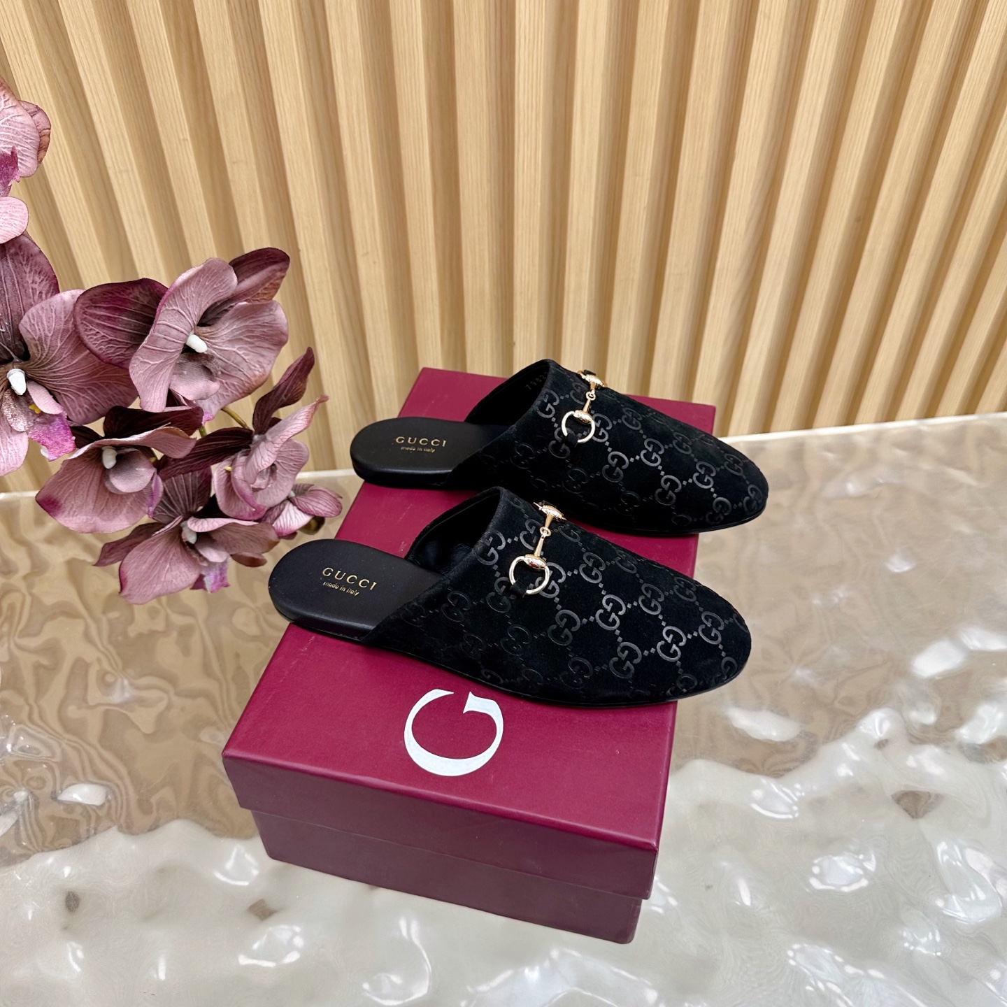 NO:464251,Gucci25WF new semi-trail series single products Horse bit half-trail —————————————— The iconic horse bit paired with presbyterian GG pictures is the finishing touch, making simple slippers instantly full of brand style, whether it is relaxing at home or walking on the street, the soft soles are always fitting with feet, and the comfort is full. Simple upper is not ostentatious but reveals the brand style everywhere. The fabric is made of cowhide/yangjing. The inner foot pads are all lambskin. Italian imported leather soles. Size35-39 (customized by 40/41/42), semi-trail, gucci, slippers, cowhide, sheepskin, sheep, Leather soles19860909Gucci25WF新品半拖系列单品 马衔扣半拖 ———————————— 标志性马衔扣搭配老花GG图 是点睛之笔 让简约拖鞋瞬间充满品牌格调 不管是宅家放松 还是出门漫步街头 柔软鞋底时刻贴合双脚 舒适感拉满. 简约鞋面 不张扬却处处透露品牌格调 面料采用牛皮/羊京 内里垫脚均为小羊皮 意大利进口真皮大底 size35-39（40/41/42定制）,半拖,gucci,slippers,cowhide,sheepskin,sheep,Leather soles,Women's Shoes