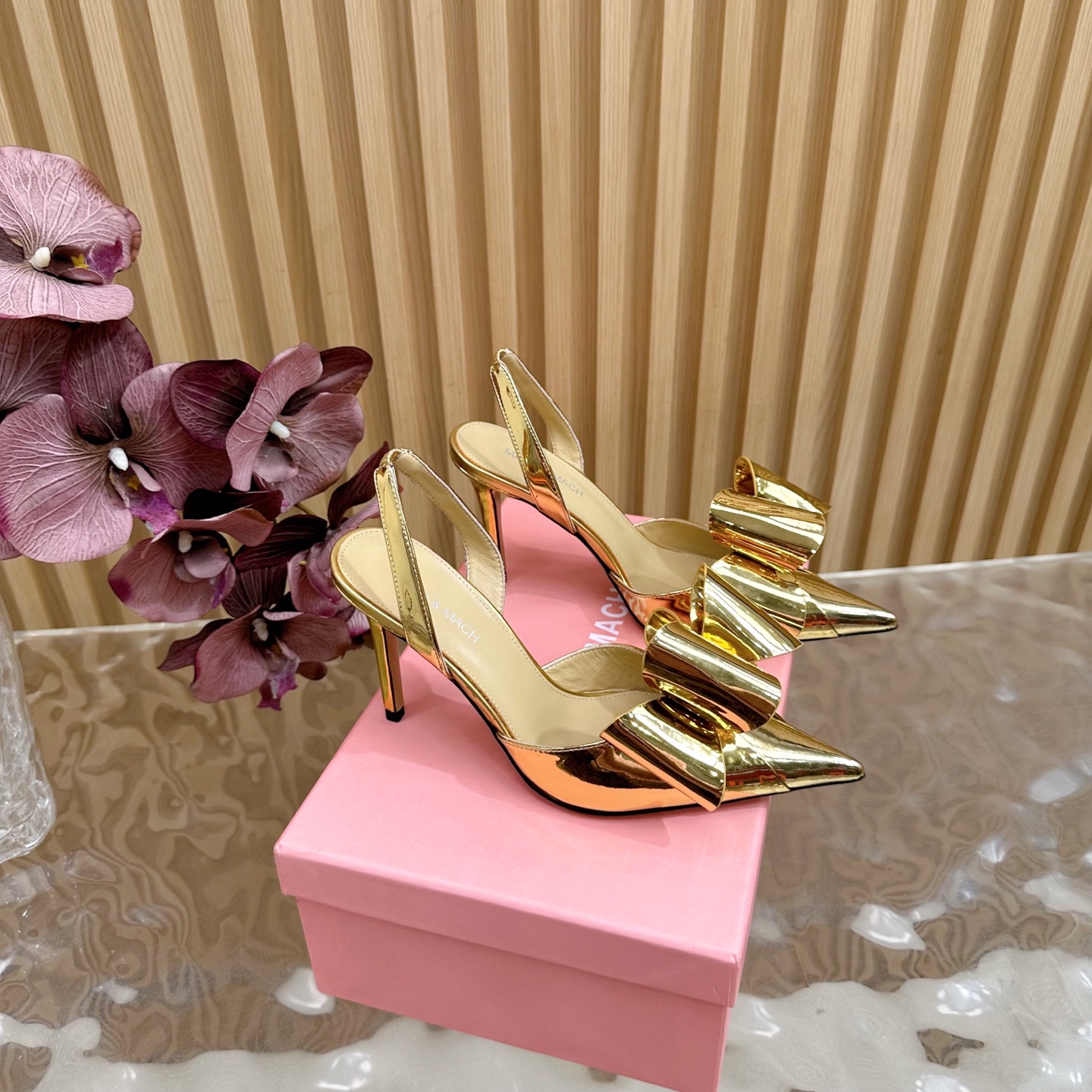 NO:464228,2025 new style & 25 bingbing bow high heels Super invincible and beautiful ———————————— (injected-molded outsole) Fashionable and heavy version (really achieve 1:1 perfect replica) The upper is hot diamond double-layer mesh like stars embellished by beautiful toe, purely hand-stitched double-layer diamond bow, sweet, exquisite and versatile, coexisting fashion and romance, fabric Yangjing/paper leather Size 35-42 (40 41 42 customization without return) Heel height 9.0cm Outsole Italian (injected-molded) genuine leather soles, high heels, sheep, Leather soles198609092025 新款＆ 25 bingbing蝴蝶结高跟 超级无敌超级无敌漂亮 —————————（注塑大底） 时髦重最高版品（真正做到1:1完美复刻） 鞋面烫钻双层网纱如繁星点缀 鞋头绝美 纯手工缝制 双层镶钻蝴蝶结 甜美精致又百搭 时尚与浪漫并存 面料羊京/漆皮 码数35-42（40 41 42定制不退换） 跟高 9.0cm  大底 意大利（注塑）真皮大底,高跟鞋凉鞋,sandals,high heels,sheep,Leather soles,Women's Shoes