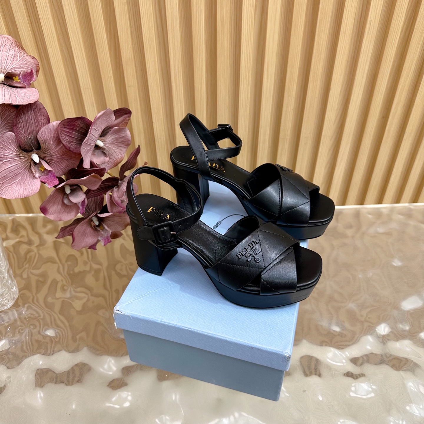 NO:464243,Prada 2025 spring and summer new Prada spring and summer new electric embroidered sandals series Roman thick-soled sandals ————————————— Latest catwalk style, classic upgrade, comfort and fashion coexist. Each color is good-looking, design and matching with different styles, water table plus heels, easy to drive slave, upper original custom sheepskin lining: original custom sheepskin lining, original open mold-on-slip unslip sole, heel height 8.5cm water table 3cm shoe size: 35-40 (40, 41 custom), high heels sandals, prada, prada, sandals, high heels, sheepskin19860909Prada 2025春夏新款 普拉达春夏新款电绣凉鞋系列 罗马厚底凉鞋 ———————————— 最新走秀款,经典升级 舒适度与时髦度并存 每个颜色搭配都好看,设计搭配不同风格需求水台加跟轻松驾奴 鞋面原版定制羊皮 内里: 原版定制羊皮内里 大底原版开模防滑大底  跟高8.5cm 水台3cm 鞋码: 35-40（40、41定制）,高跟鞋凉鞋,prada,prada,sandals,high heels,sheepskin,Women's Shoes