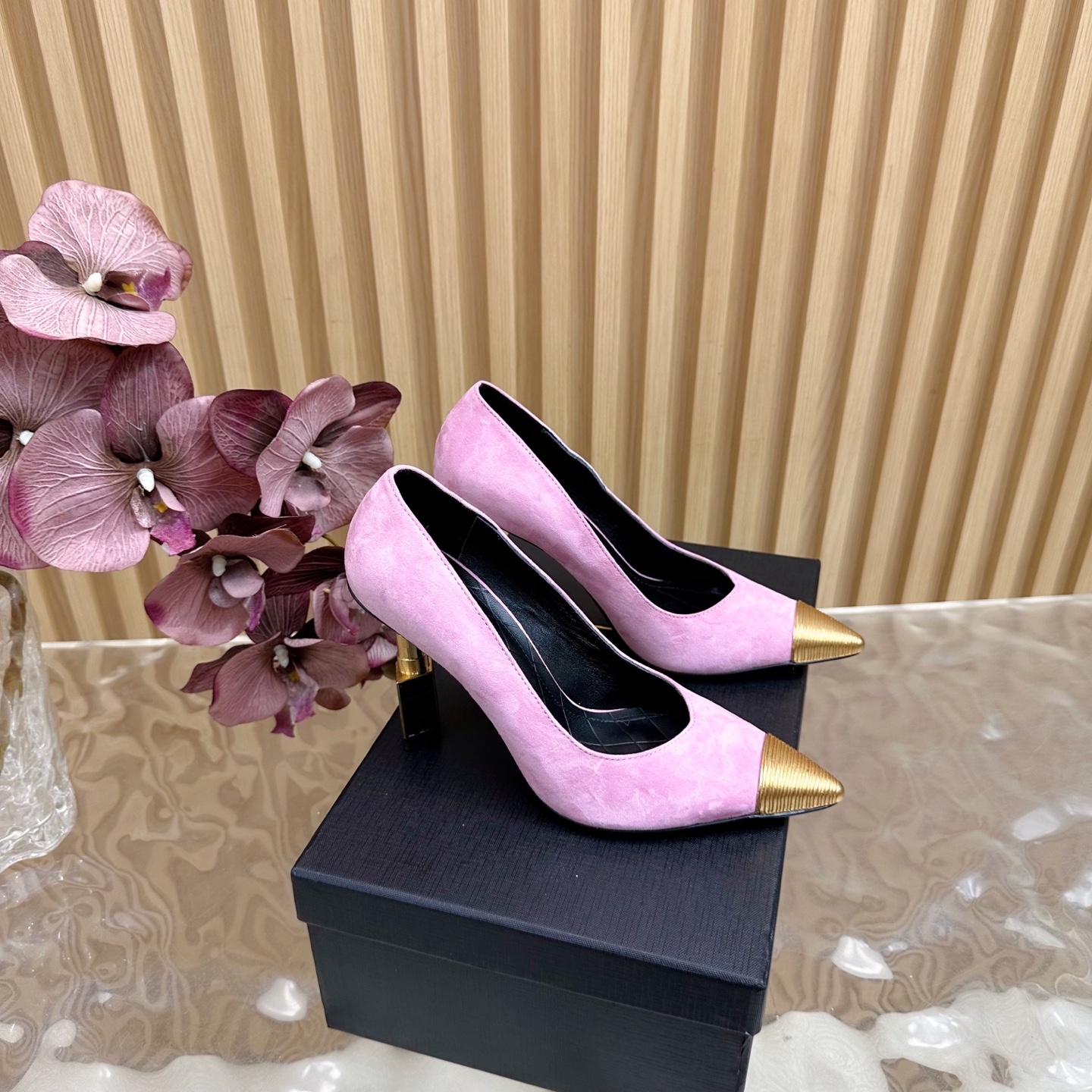 Escarpins Balmain en Daim Rose avec Talon Métallique Distinctif - Élégance Assurée