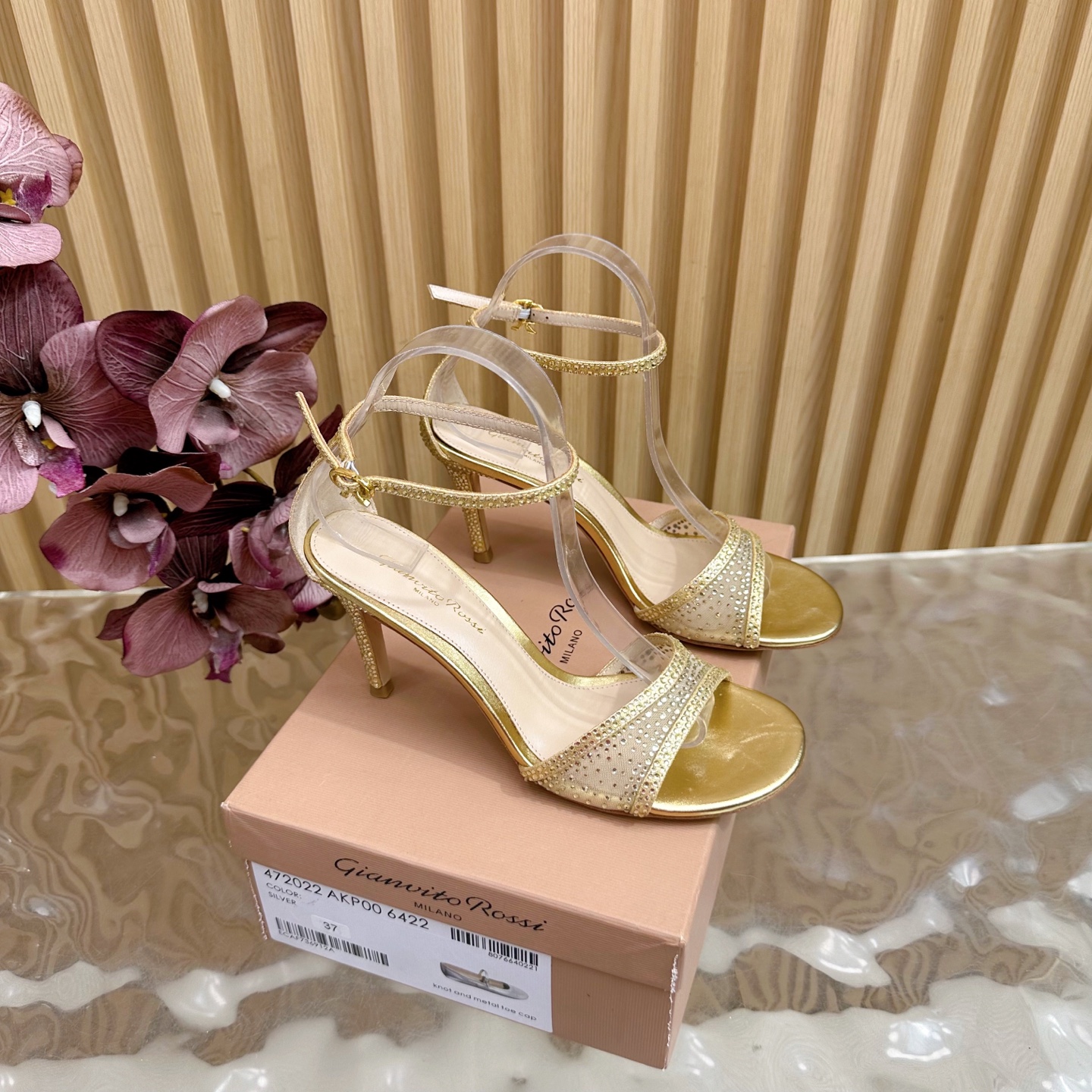 NO:466748,Gianvito Rossi 2025 classic strapped high heel sandals ——————————————— It appears like the brightest stars in the night sky. Classic style, eternal charm, and electric embroidery patterns add a dreamy color to it. Every step comes out of confidence and elegance, as if telling the immortal legend of fashion. Having it is the whole day of fashion. ______________________________________ * Original mesh hot diamonds on the upper * Floor pad Sheepskin * Sole genuine leather outsole * Heel height Default 8.5cm (5.5cm 10.5cm customization) * Size: 35-43 (40 41 42 43 customization without return and exchange), high heel sandals, sandals, high  heels sheepskin, Leather soles19860909Gianvito Rossi 2025经典款绑带高跟凉鞋 ———————————— 它的出现就像夜空中最璀璨的星辰 经典的款式,永恒的魅力,电绣的图案更是为其增添了梦幻的色彩 每一步都踏出自信与优雅,仿佛在诉说着时尚的不朽传奇.拥有它,便是拥有了整个时尚的每一天. _____________________________ * 鞋面原版网纱烫钻 * 垫脚 羊皮 * 鞋底 真皮大底 * 跟高 默认8.5cm（5.5cm 10.5cm定制） * 码数:35－43（40 41 42 43定做不退换）,高跟鞋凉鞋,sandals,high heels,sheepskin,Leather soles,Women's Shoes