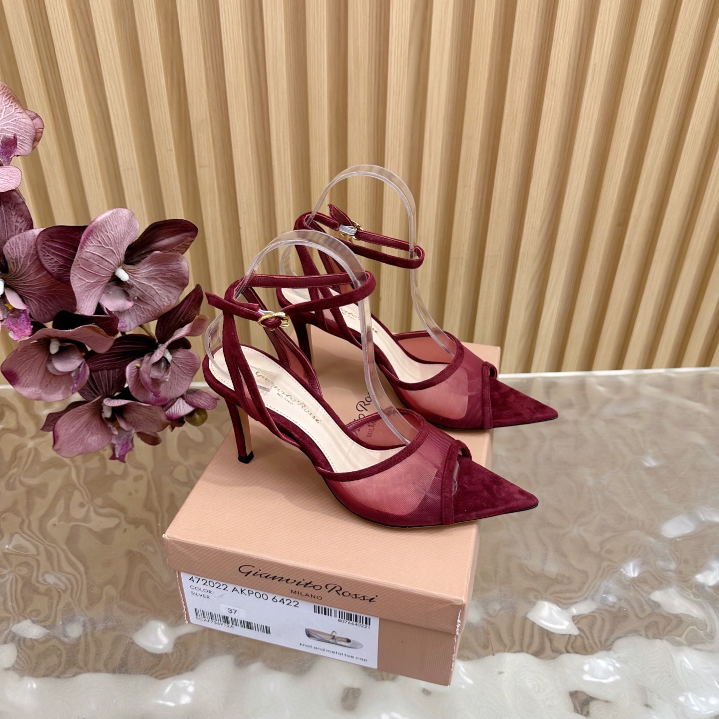 NO:466754,Gianvito Rossi 2025 classic strapped high heel sandals —————————————— It appears like the brightest stars in the night sky. Classic style, eternal charm, and electric embroidery patterns add a dreamy color to it. Every step comes out of confidence and elegance, as if telling the immortal legend of fashion. Having it is the whole day of fashion. _______________________________________ * Original mesh on the upper * Floor pad Sheepskin * Sole genuine leather outsole * Heel height Default 8.5cm (5.5cm 10.5cm customization) * Size: 35-43 (40 41 42 43 customization without return), high heel sandals, sandals, high  heels sheepskin, Leather soles19860909Gianvito Rossi 2025经典款绑带高跟凉鞋 ———————————— 它的出现就像夜空中最璀璨的星辰 经典的款式,永恒的魅力,电绣的图案更是为其增添了梦幻的色彩 每一步都踏出自信与优雅,仿佛在诉说着时尚的不朽传奇.拥有它,便是拥有了整个时尚的每一天. _____________________________ * 鞋面原版网纱 * 垫脚 羊皮 * 鞋底 真皮大底 * 跟高 默认8.5cm（5.5cm 10.5cm定制） * 码数:35－43（40 41 42 43定做不退换）,高跟鞋凉鞋,sandals,high heels,sheepskin,Leather soles,Women's Shoes