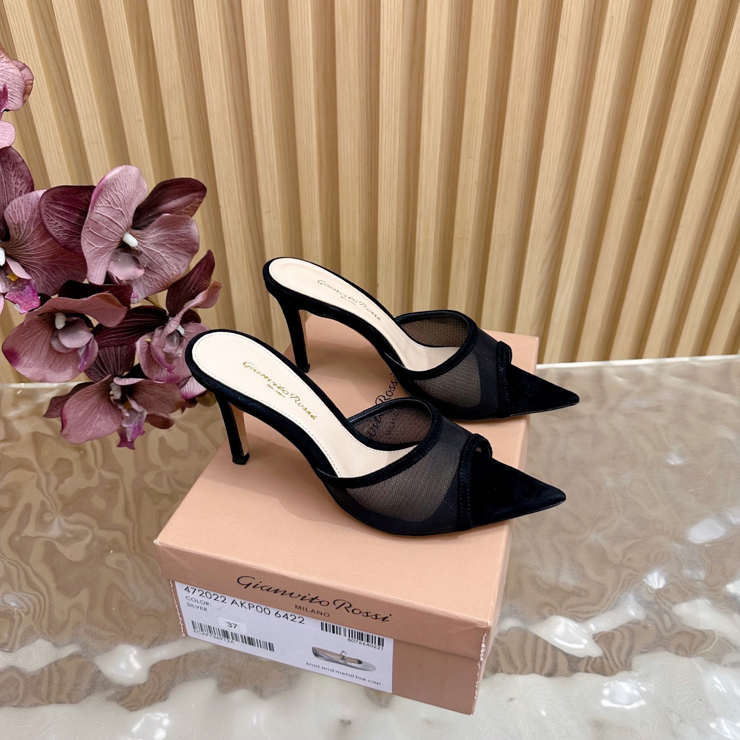 NO:466742,Gianvito Rossi 2025 classic pointed high heel sandals ——————————————— It appears like the brightest stars in the night sky. Classic style, eternal charm, and electric embroidery patterns add a dreamy color to it. Every step comes out of confidence and elegance, as if telling the immortal legend of fashion. Having it is the whole day of fashion. _________________________________________ * Original mesh on the upper * Floor pad Sheepskin * Sole genuine leather outsole * Heel height Default 8.5cm (5.5cm 10.5cm customization) * Size: 35-43 (40 41 42 43 customization without return), high heel slippers, sandals, high  heels slippers sheepskin Leather soles19860909Gianvito Rossi 2025经典款尖头高跟凉鞋 ———————————— 它的出现就像夜空中最璀璨的星辰 经典的款式,永恒的魅力,电绣的图案更是为其增添了梦幻的色彩 每一步都踏出自信与优雅,仿佛在诉说着时尚的不朽传奇.拥有它,便是拥有了整个时尚的每一天. _____________________________ * 鞋面原版网纱 * 垫脚 羊皮 * 鞋底 真皮大底 * 跟高 默认8.5cm（5.5cm 10.5cm定制） * 码数:35－43（40 41 42 43定做不退换）,高跟鞋拖鞋,sandals,high heels,slippers,sheepskin,Leather soles,Women's Shoes