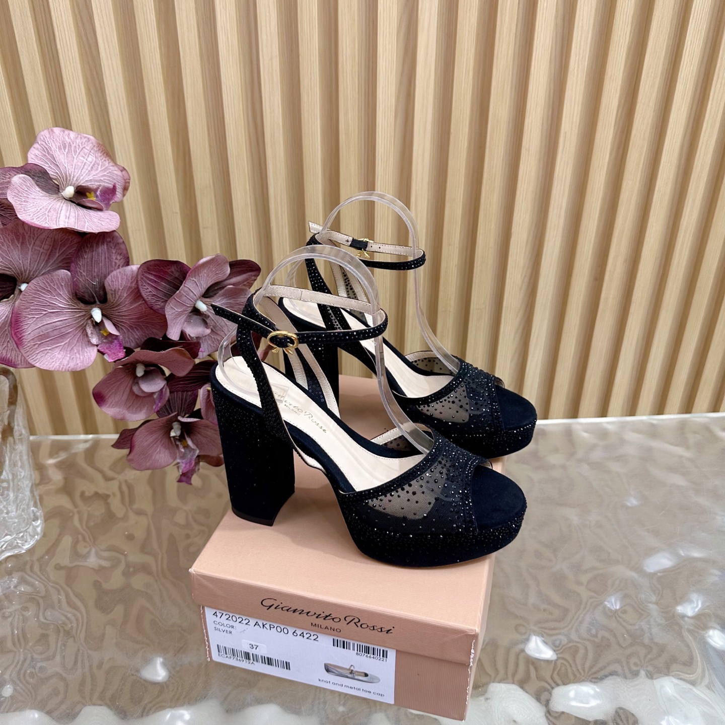 NO:466703,Gianvito Rossi 2025 classic waterproof platform mesh hot diamond high heel water table sandals ————————————— It appears like the brightest stars in the night sky. Classic style, eternal charm, and electric embroidery patterns add a dreamy color to it. Every step comes out of confidence and elegance, as if telling the immortal legend of fashion. Having it is the whole day of fashion. _____________________________________________ * Original custom Yangjing hot diamonds * Foot pad Sheepskin * Sole genuine leather sole * Heel height 11.5cm Water table 3.5cm * Size: 35-43 (40 41 42 43 custom-made non-return and exchange), high heel sandals, sandals, high  heels sheepskin sheep,Leather soles19860909Gianvito Rossi 2025经典款防水台 网纱烫钻 高跟水台凉鞋 ———————————— 它的出现就像夜空中最璀璨的星辰 经典的款式,永恒的魅力,电绣的图案更是为其增添了梦幻的色彩 每一步都踏出自信与优雅,仿佛在诉说着时尚的不朽传奇.拥有它,便是拥有了整个时尚的每一天. _____________________________ * 鞋面原版定制羊京烫钻 * 垫脚 羊皮 * 鞋底 真皮大底 * 跟高 11.5cm 水台3.5cm * 码数:35－43（40 41 42 43定做不退换）,高跟鞋凉鞋,sandals,high heels,sheepskin,sheep,Leather soles,Women's Shoes