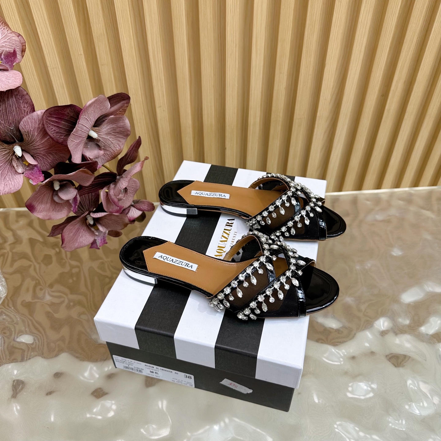 NO:466691,【Aquazzura】2025 new top version of Pineapple Women's Fantasy High Heel Sandals Original 1-to-1 mold opening heel High heels Shining shiny ———————————————— Imported sheepskin with original mold opening heels, simple and generous. Make the shoes more feminine, and the design suitable for party is suitable for various skirts, dresses and evening dresses, nightclubs, Swarovski rhinestones. It shows noble temperament in any occasion, can be matched at will, must-have for all seasons ____________________________________________________________________________________________________________________________________________________________________________________________________________________________________________________________________________________________________________________________________________________________________  35–43 (40, 41, 42, 43 custom made without return), slippers, swarovski, sandals, slippers, slippers, sheepskin, Leather soles19860909【Aquazzura】2025 新款顶级版本菠萝女士幻彩 高跟凉鞋原版1比1开模鞋跟 高跟闪耀光芒 —————————————— 进口羊皮搭配原版开模鞋跟,简单大方 .使鞋子更有女人味,适合派对的设计适用各种套裙,于连衣裙晚礼服,夜场各种款式,9.5cm跟高搭配施华洛世奇水钻.任何场合都显高贵气质,可以随意搭配,四季必备 _____________________________ * 全套包装. * 鞋面 网纱烫钻 * 衬里 羊皮 * 鞋底 意大利真皮大底 * 跟高 1.5cm * 码数 35–43（40、41、42、43订做不退换）,拖鞋,swarovski,sandals,slippers,skirts,sheepskin,Leather soles,Women's Shoes