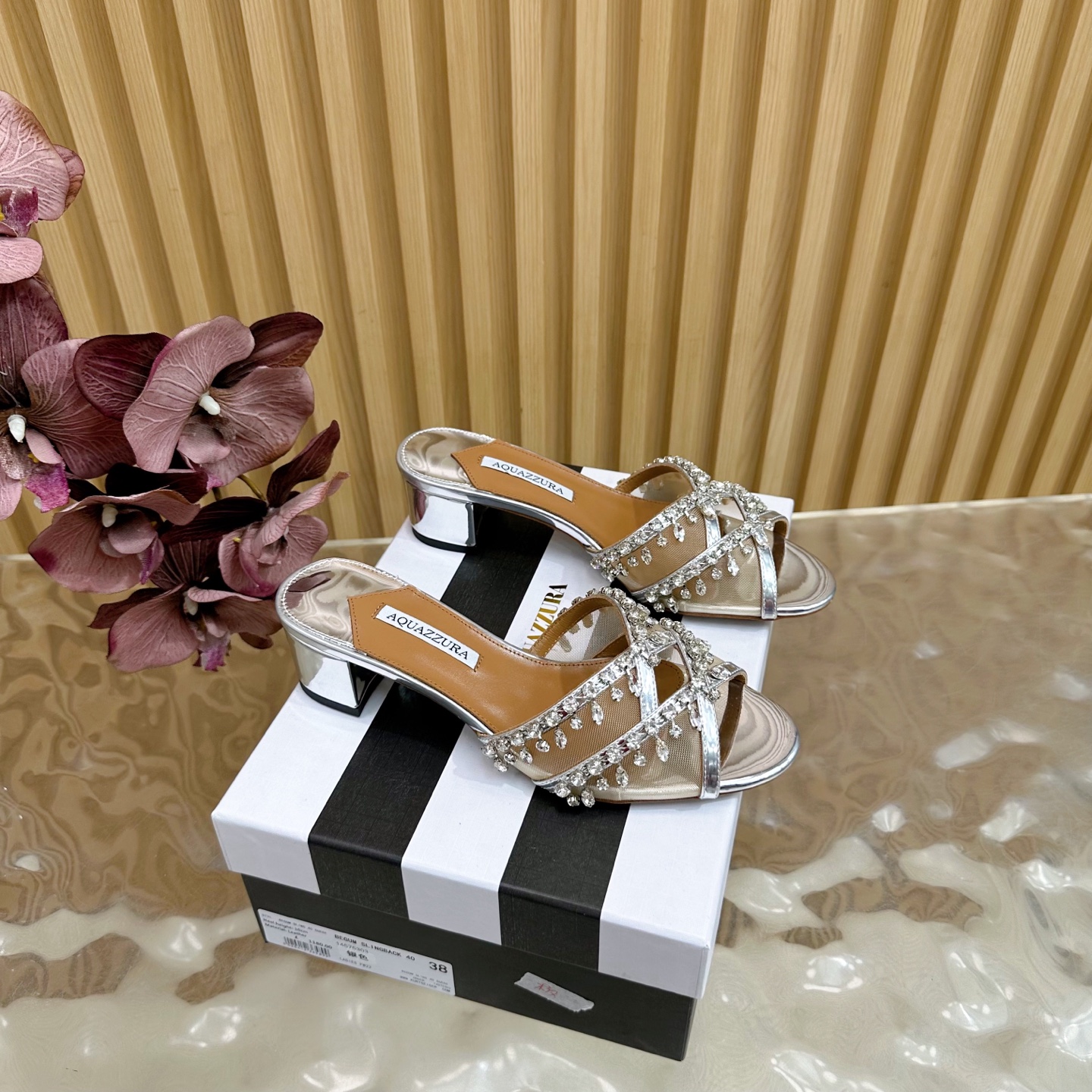 NO:466697,【Aquazzura】2025 new top version of Pineapple Women's Fantasy High Heel Sandals Original 1-to-1 mold opening heel High heels Shining shiny ————————————————— Imported sheepskin with original mold opening heels, simple and generous. Make the shoes more feminine, and the design suitable for party is suitable for various skirts, dresses and evening dresses, nightclubs, Swarovski rhinestones. It shows noble temperament in any occasion, can be matched at will, must-have for all seasons ___________________________________________________________________________________________________________________________________________________________________________________________________________________________________________________________________________________________________________________________________________________________________  35–43 (40, 41, 42, 43 custom made without return), slippers, swarovski, sandals, slippers, slippers, sheepskin, Leather soles19860909【Aquazzura】2025 新款顶级版本菠萝女士幻彩 高跟凉鞋原版1比1开模鞋跟 高跟闪耀光芒 —————————————— 进口羊皮搭配原版开模鞋跟,简单大方 .使鞋子更有女人味,适合派对的设计适用各种套裙,于连衣裙晚礼服,夜场各种款式,9.5cm跟高搭配施华洛世奇水钻.任何场合都显高贵气质,可以随意搭配,四季必备 _____________________________ * 全套包装. * 鞋面 网纱烫钻 * 衬里 羊皮 * 鞋底 意大利真皮大底 * 跟高 5.5cm * 码数 35–43（40、41、42、43订做不退换）,拖鞋,swarovski,sandals,slippers,skirts,sheepskin,Leather soles,Women's Shoes