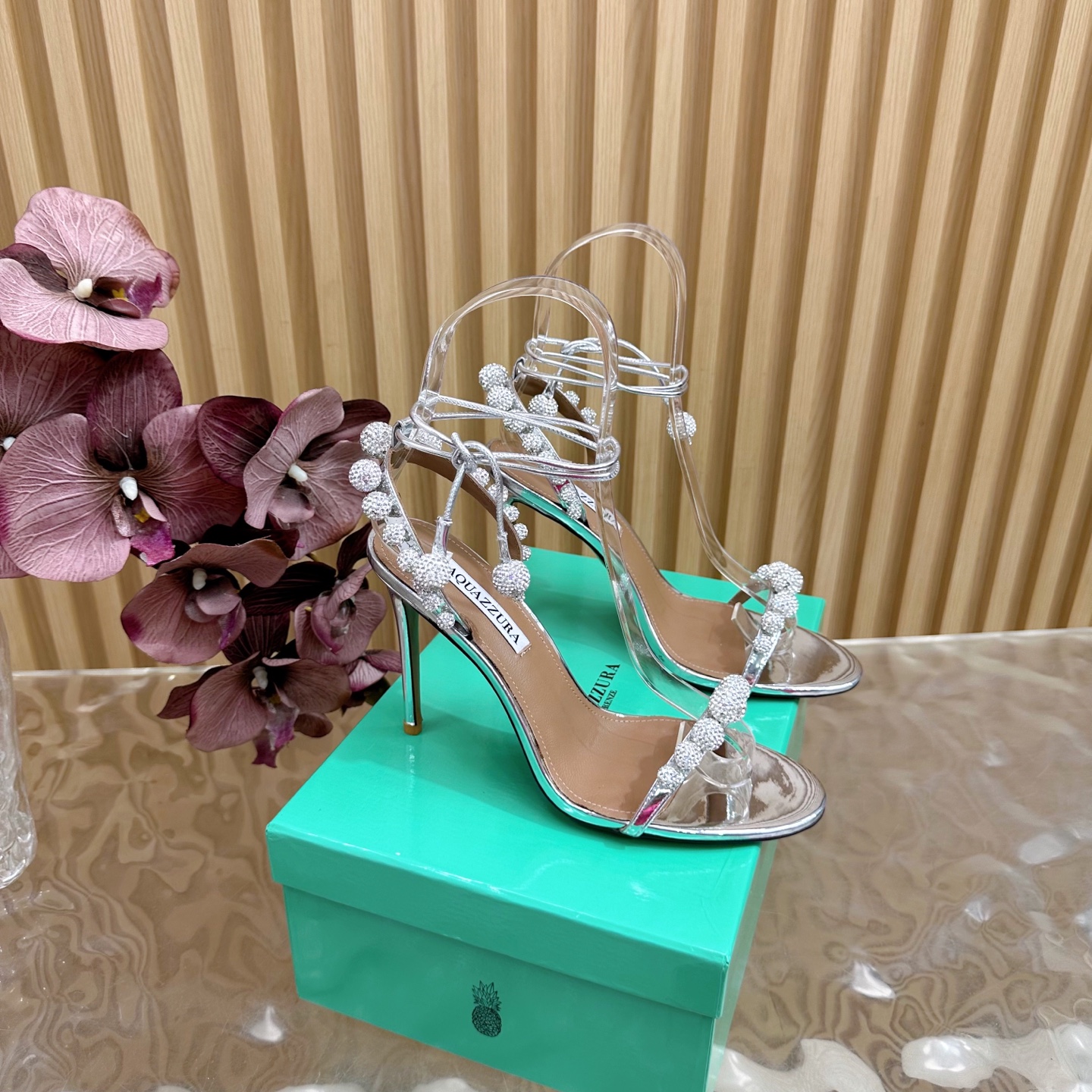 NO:466752,【Aquazzura】2025 new top version of Pineapple Women's Fantasy High Heel Sandals Original 1-to-1 mold opening heel High heels Shining shiny ———————————————— Imported sheepskin with original mold opening heels, simple and generous. Make the shoes more feminine. Designs suitable for party are suitable for various skirts, dresses and evening dresses, nightclubs, Swarovski rhinestones. It shows noble temperament in any occasion and can be matched at will. It is a must-have for all seasons __________________________________________________________________________________________________________________________________________________________________________________________________________________________________________________________________________________________________________________________________________________________________  35–43 (40, 41, 42, 43 custom made without return), high heels sandals, swarovski, sandals, high heels, skirts, cowhide, sheepskin, Leather soles19860909【Aquazzura】2025 新款顶级版本菠萝女士幻彩 高跟凉鞋原版1比1开模鞋跟 高跟闪耀光芒 —————————————— 进口羊皮搭配原版开模鞋跟,简单大方 .使鞋子更有女人味,适合派对的设计适用各种套裙,于连衣裙晚礼服,夜场各种款式,9.5cm跟高搭配施华洛世奇水钻.任何场合都显高贵气质,可以随意搭配,四季必备 _____________________________ * 全套包装. * 鞋面 牛皮 * 衬里 羊皮 * 鞋底 意大利真皮大底 * 跟高 10.5cm * 码数 35–43（40、41、42、43订做不退换）,高跟鞋凉鞋,swarovski,sandals,high heels,skirts,cowhide,sheepskin,Leather soles,Women's Shoes