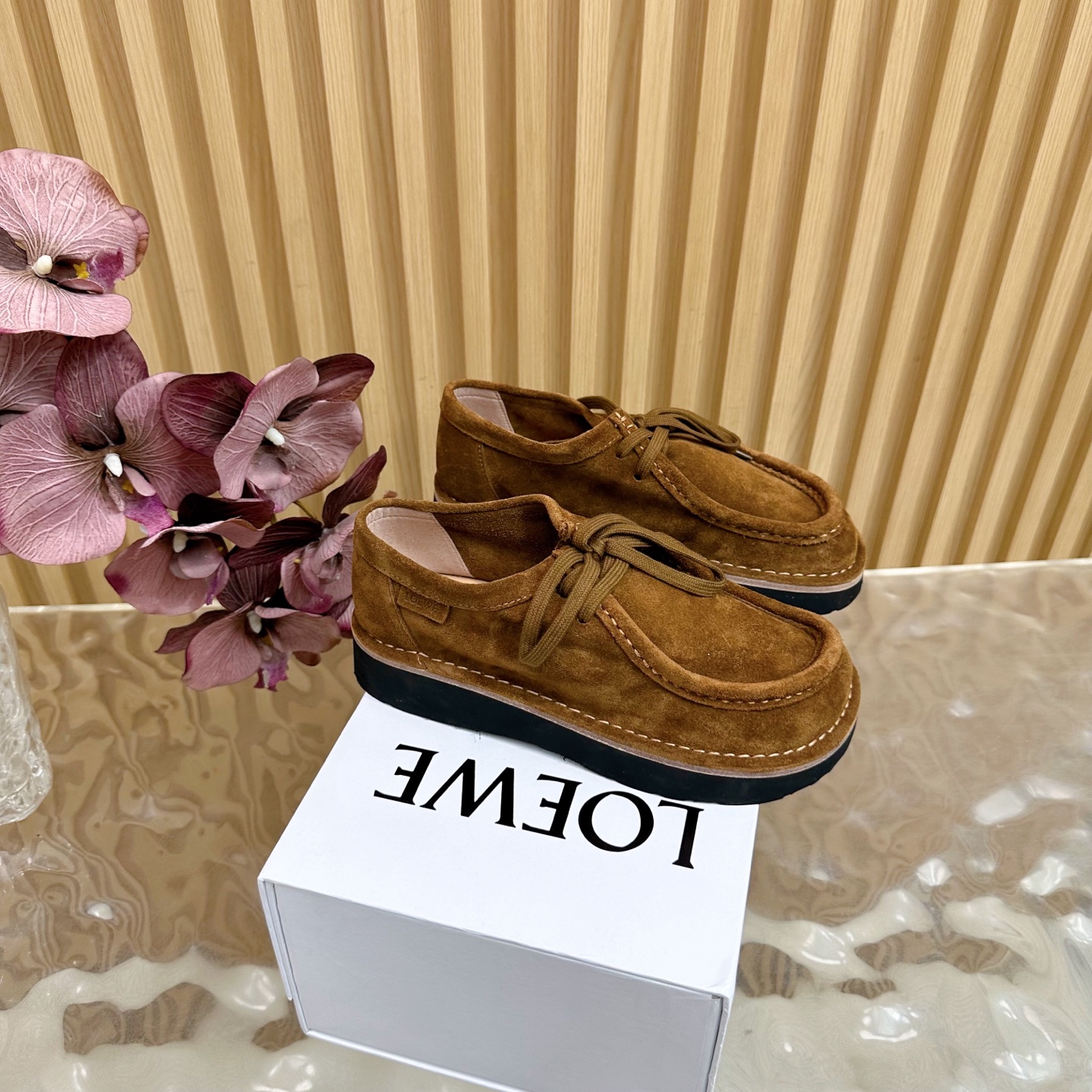 NO:465488,Top version [Loewe] Derby shoes, casual shoes, hot new style, with the overall original last, ——————————————————————————— Women, men, top version [Loewe], hot new style, with the overall original last, fashionable and personalized, excellent color ●Facial matte leather ●Inner sheepskin ●Foot pad: Sheepli ●Original rubber sole ●Packing original packaging ●Size women's model 35-40 (40 custom made without return) Men's model 39–45 (45 custom made), loewe, loewe, loewe, loafers, sheepskin19860909顶级版本【罗意威Loewe】德比鞋 休闲鞋 火爆新款 配合整体原版楦型 ——————————女 男 顶级版本【罗意威Loewe】 火爆新款 配合整体原版楦型,时尚而个性好穿 颜色超赞 ●面料磨砂皮 ●内里羊皮里 ●垫脚: 羊里 ●大底原版橡胶底 ●包装原版全套包装 ●码数女款 35-40（40定做不退换） 男款 39–45（45定制）,乐福鞋,loewe,loewe,loafers,sheepskin,Women's Shoes