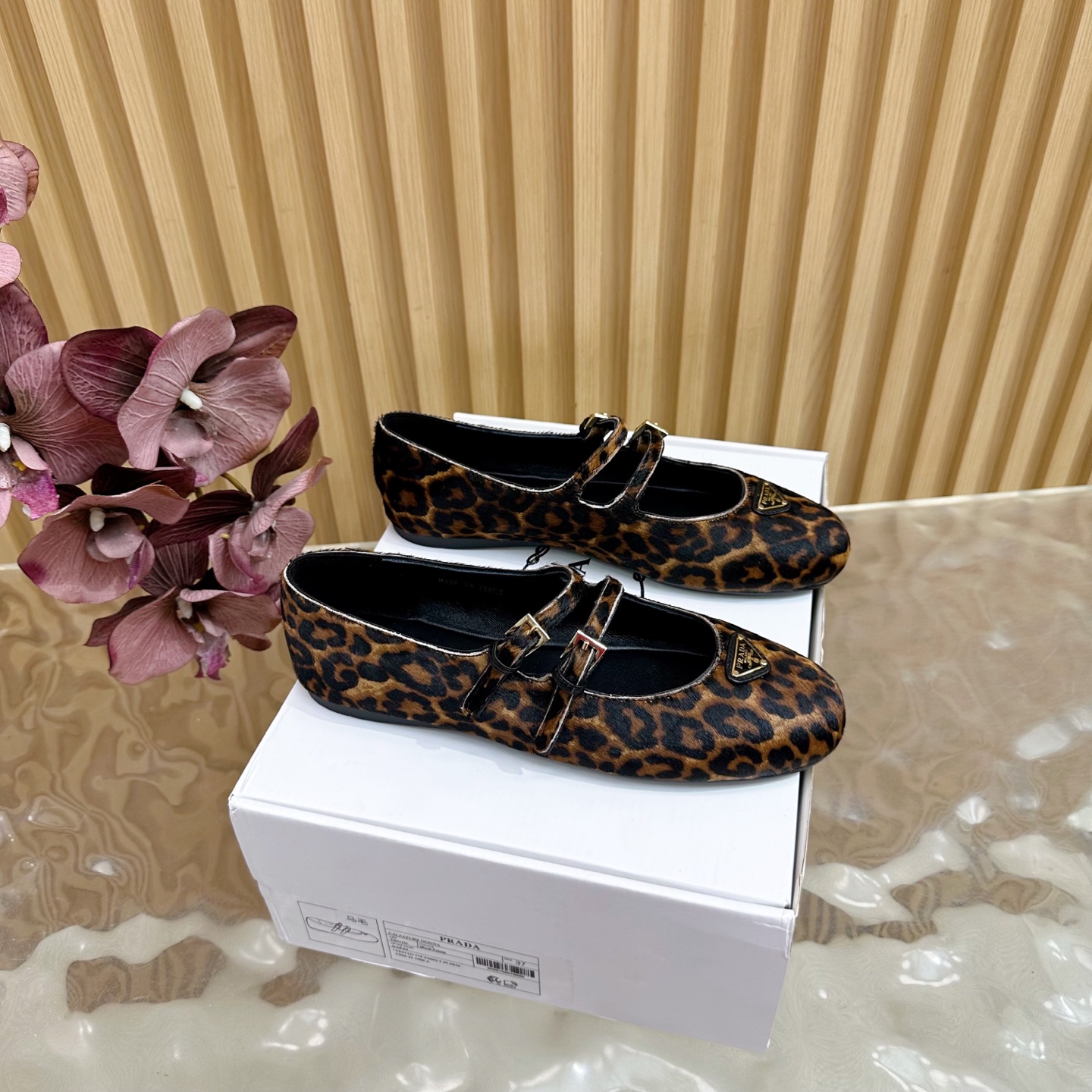 NO:465482,New spring and summer semi-tork Prada/Prada classic triangle logo single shoes classic triangle logo with a sense of high-end style ——— Horse hair (airplane box 10) buckle design retro and playful. Whether it is an elegant dress or a pair of trousers to create a slack and fashionable feeling, you can easily grasp it. A true fashion and urgent item~ The fabric is made of original oil wax leather/horse. The inner foot pads are mixed-bred sheepskin. The original mold-opening custom anti-slip sole size 35-39 (customized by 40/41), ballet shoes, prada, prada, skirts, sheepskin19860909春夏新款半拖Prada/普拉达经典三角标单鞋经典三角标自带高级感 ——— 马毛（飞机盒10） 搭扣设计复古又俏皮 不管是配裙装走优雅路线 还是搭裤装打造松弛时髦感 都能轻松拿捏 妥妥的时尚刚需单品~ 面料采用原版油蜡皮/马毛 内里垫脚均为混种羊皮 原版开模定制防滑大底 size 35-39（40/41定制）,芭蕾舞鞋,prada,prada,skirts,sheepskin,Women's Shoes